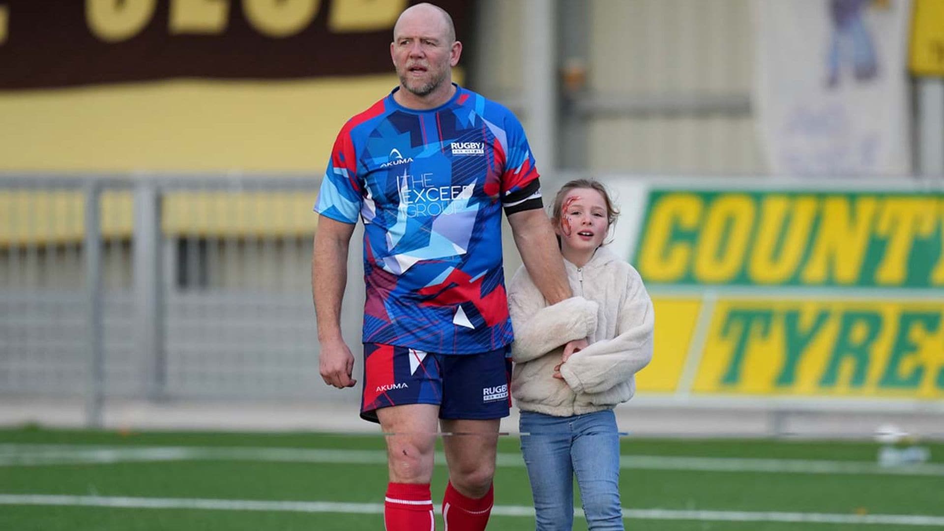 Las imágenes más simpáticas de Mia Grace animando a su padre, Mike Tindall, en un partido de rubgy