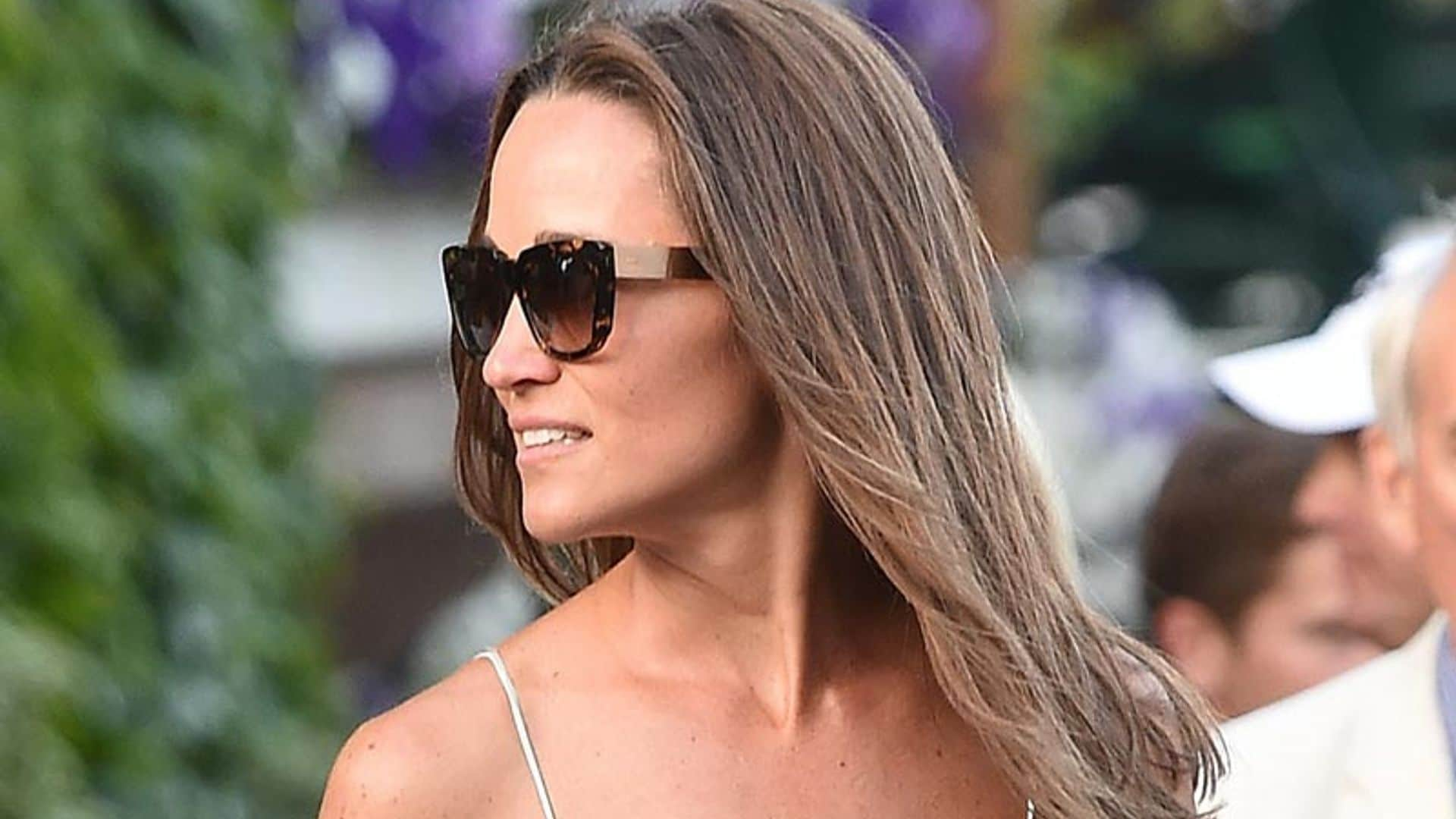 El escotado vestido 'off-the-shoulder' de Pippa Middleton es perfecto para tus planes de verano