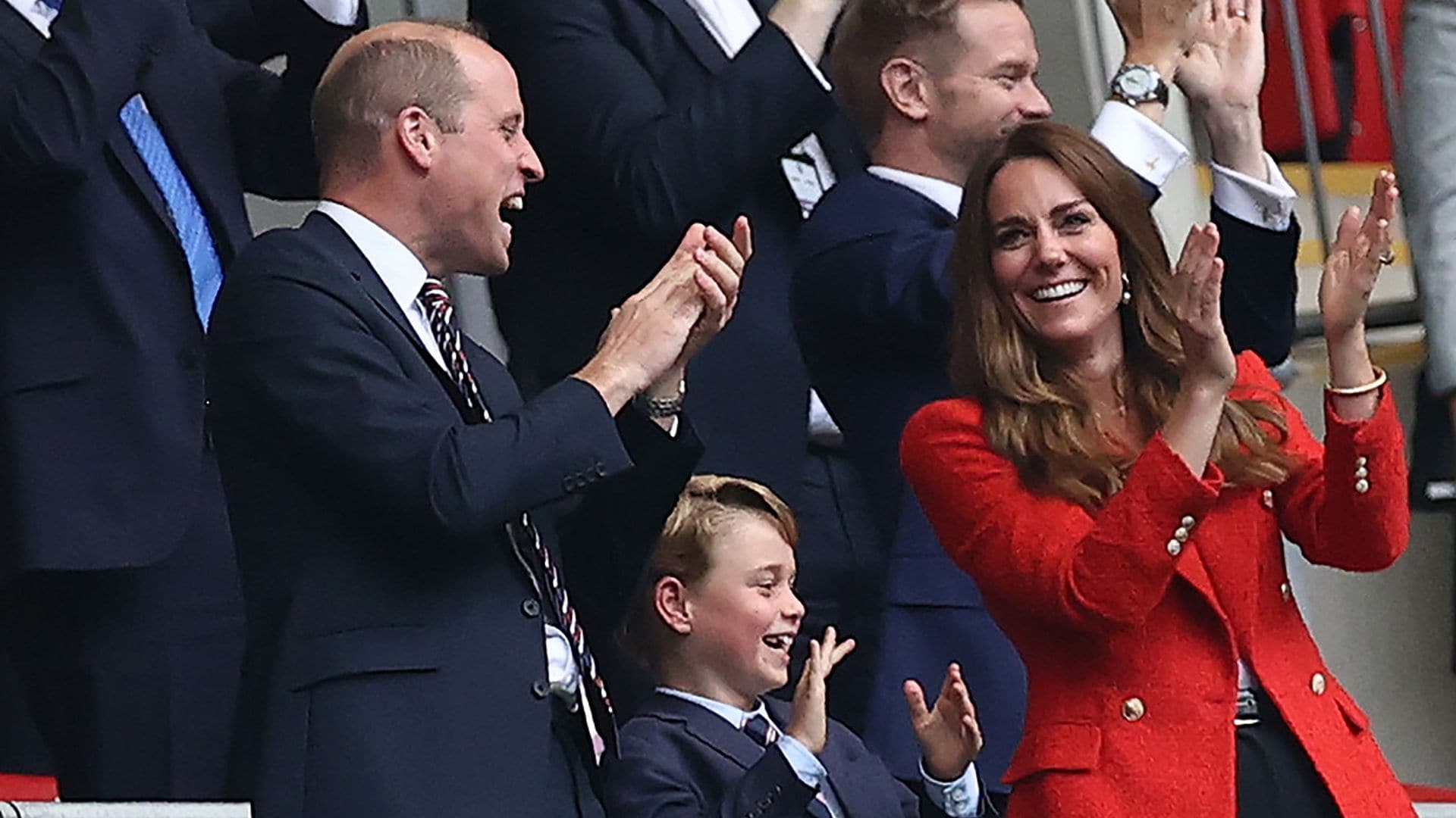 George de Cambridge celebra la victoria de la selección de Inglaterra junto a sus padres y David Beckham