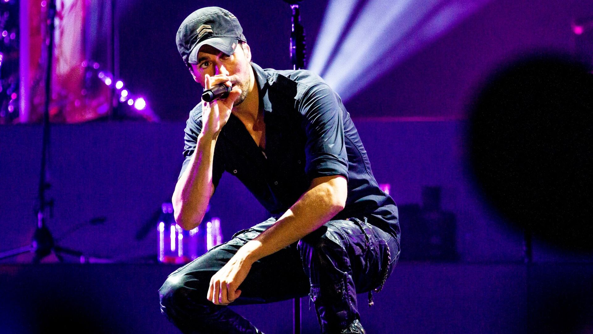 enrique iglesias performs in milan