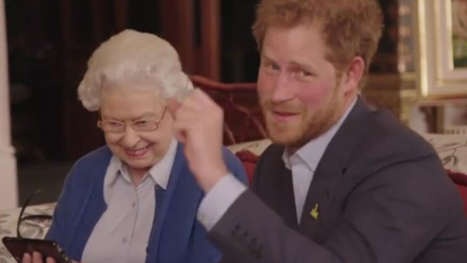 El divertido vídeo en el que el príncipe Harry y la reina Isabel II aceptan el reto de los Obama