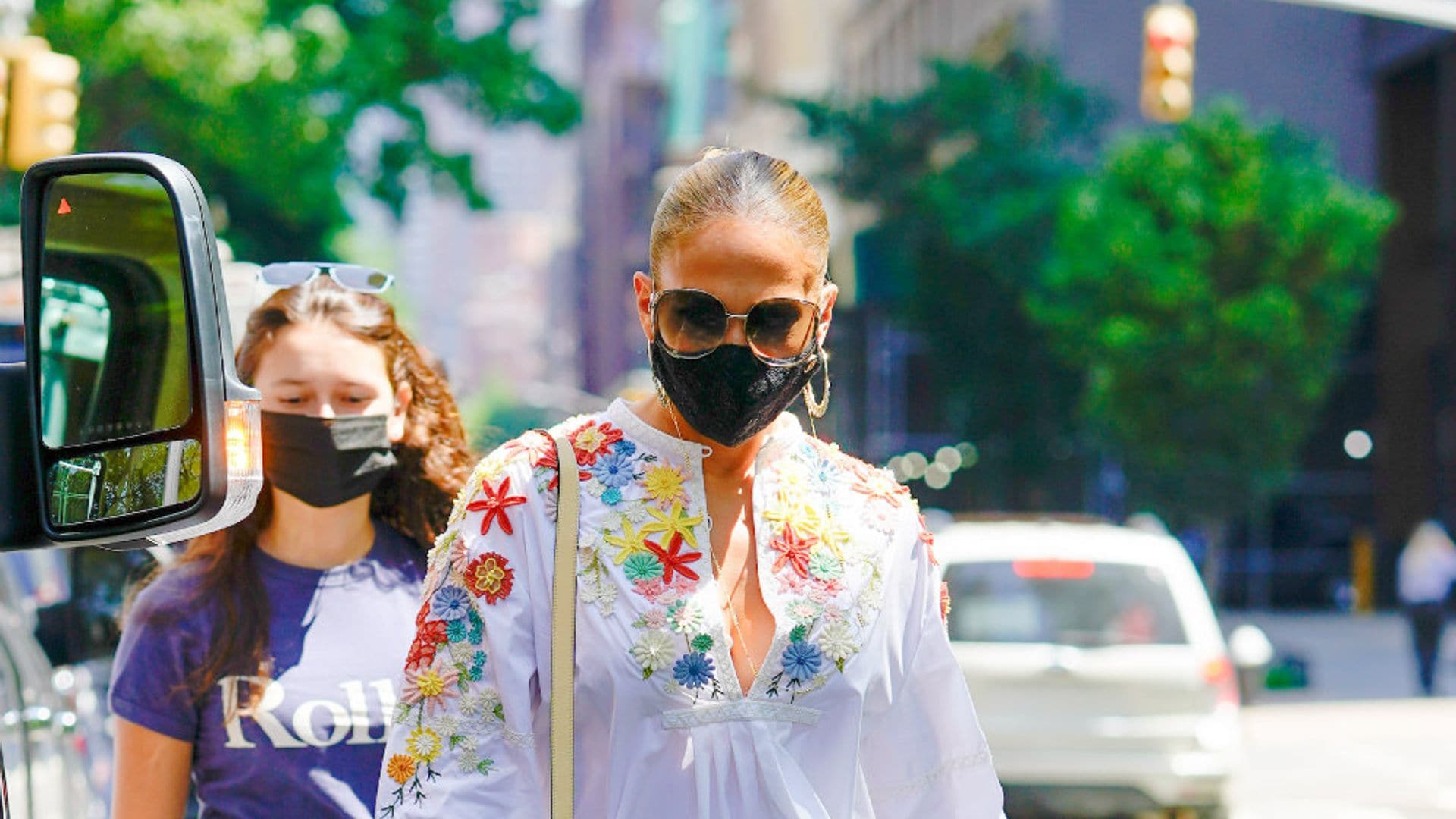 ¡Está claro! La mejor compra del verano es un vestido bordado: Jennifer Lopez lo confirma