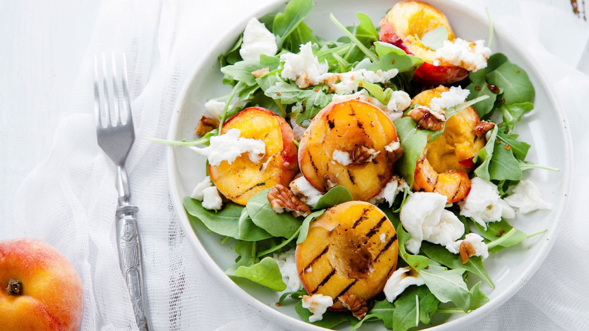 Ensalada de melocotones asados y burrata