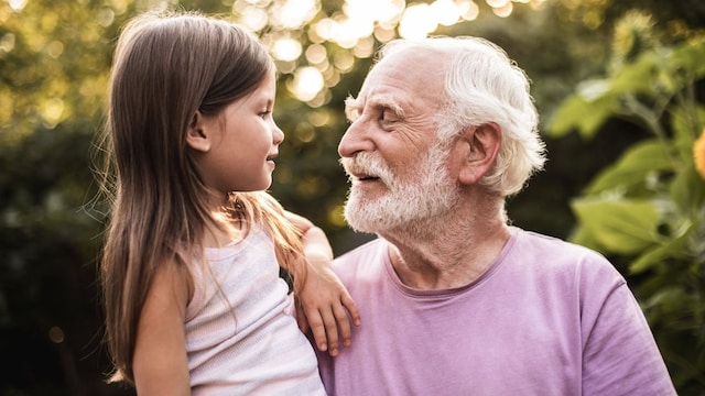 abuelo con su nieta fundamental en la educaci n de los ni os 