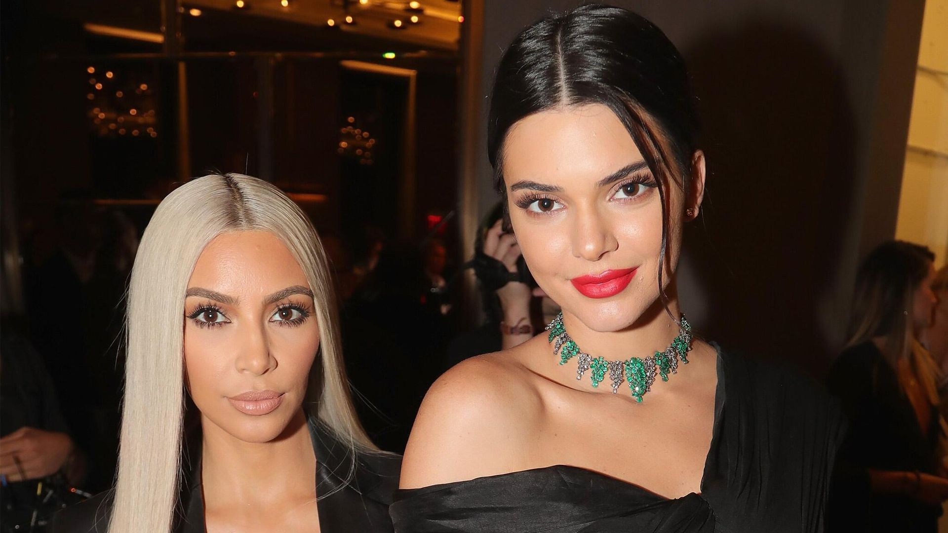 Kim Kardashian ‘trolea’ a Kendall Jenner con una playera estampada con los rostros de sus exnovios