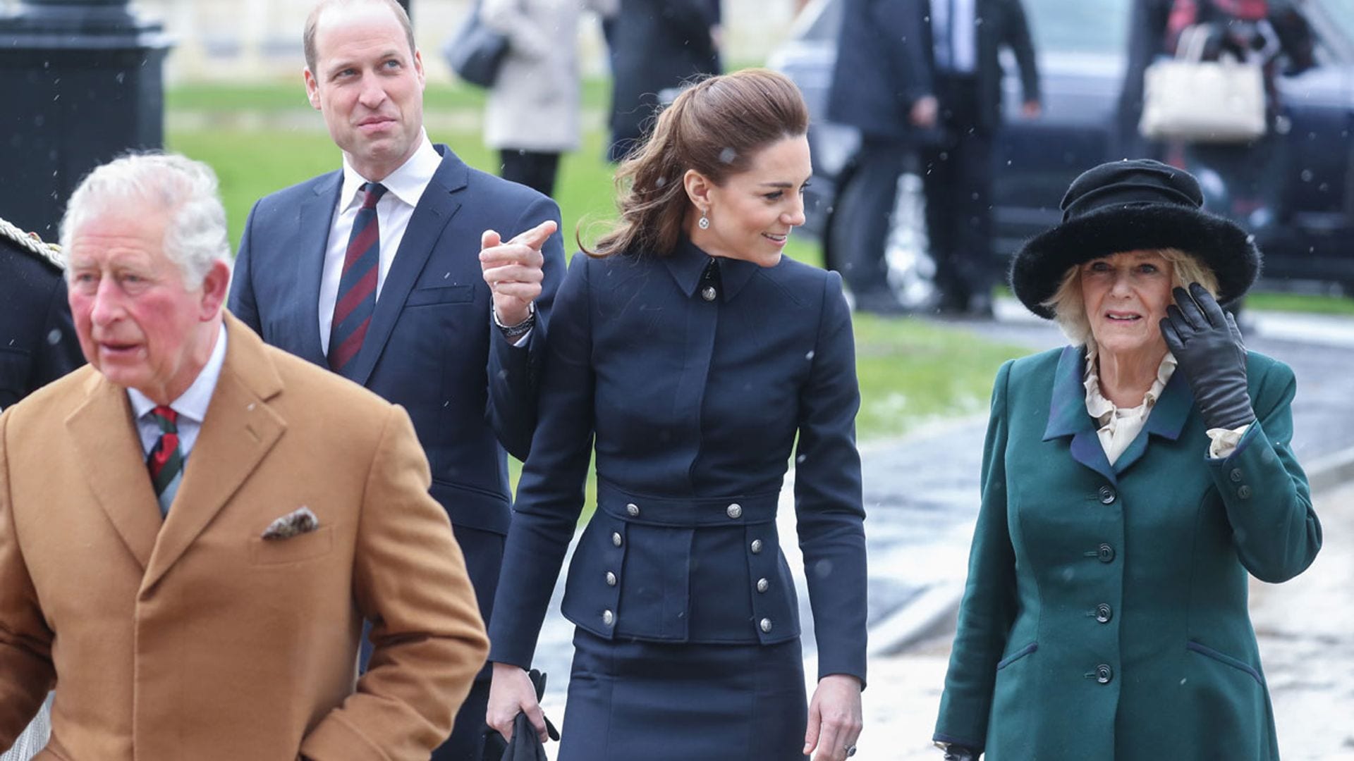 El potente significado tras estas imágenes de los duques de Cambridge con Carlos y Camilla