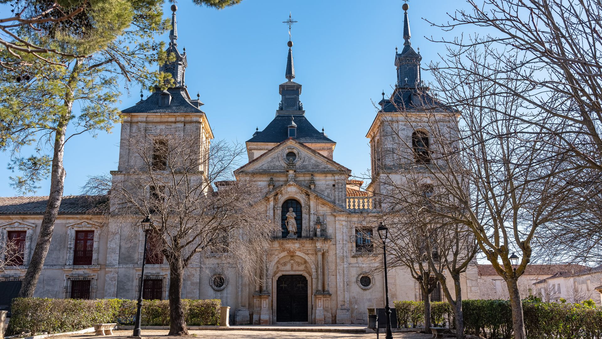 Iglesia y palacio cerca del parque en Nuevo Baztán villa de la Comunidad de Madrid