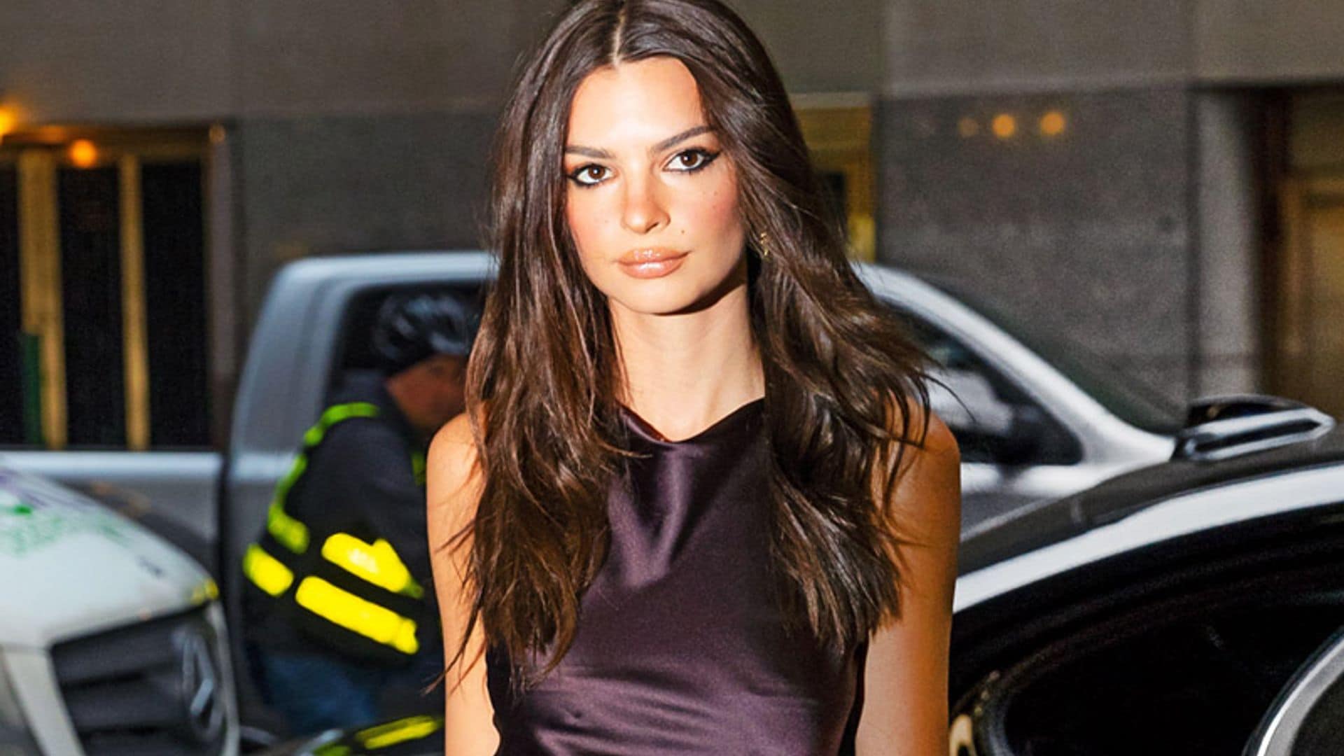 Con o sin curvas, Emily Ratajkowski presenta el escote perfecto para todas