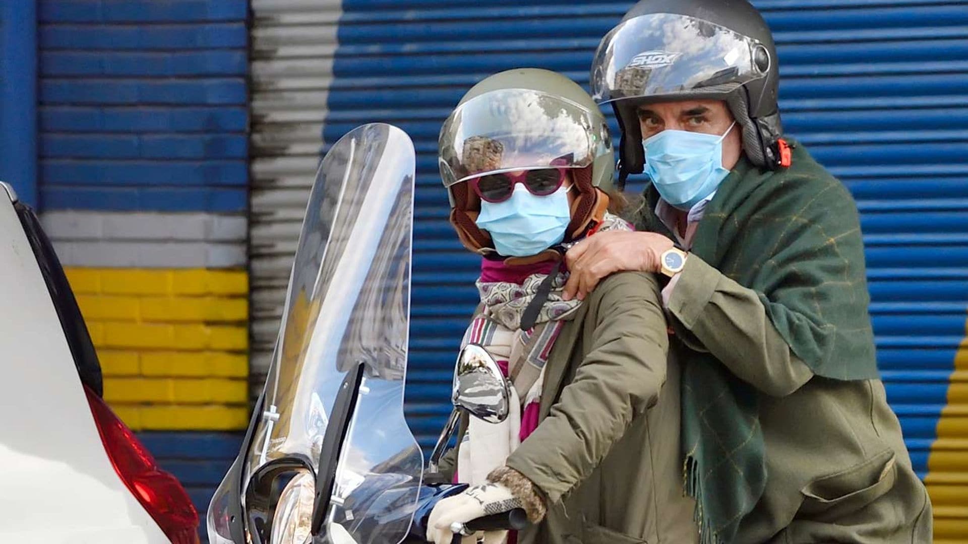 ¡Amor sobre ruedas! Mario Conde y Adriana Torres Silva recorren en moto las calles de Sevilla