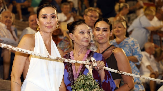 Vicky Martín Berrocal con su madre y su hermana en la II Corrida Zapatista en el Coso Balear. 8 de agosto de 2024, en Palma de Mallorca