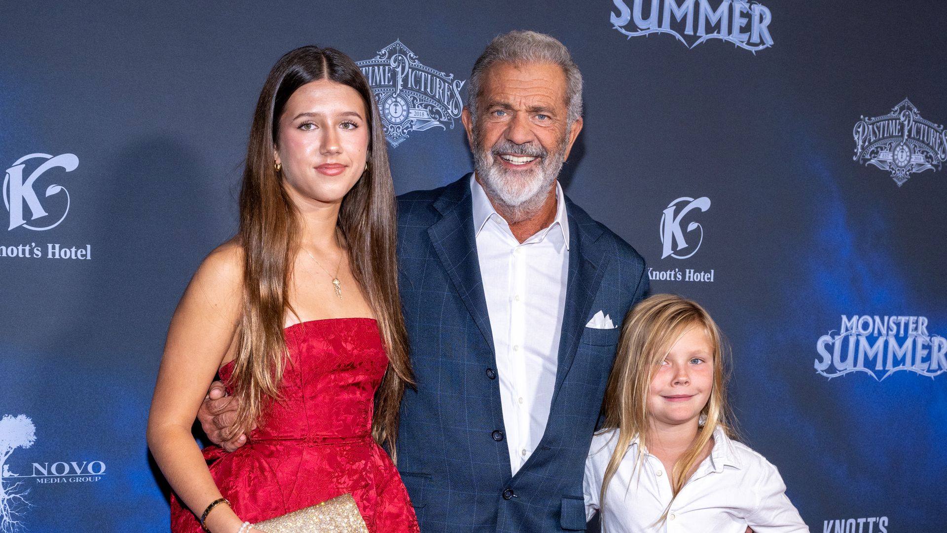 Mel Gibson desfila en la alfombra roja acompañado por Lucia y Lars, dos de sus nueve hijos