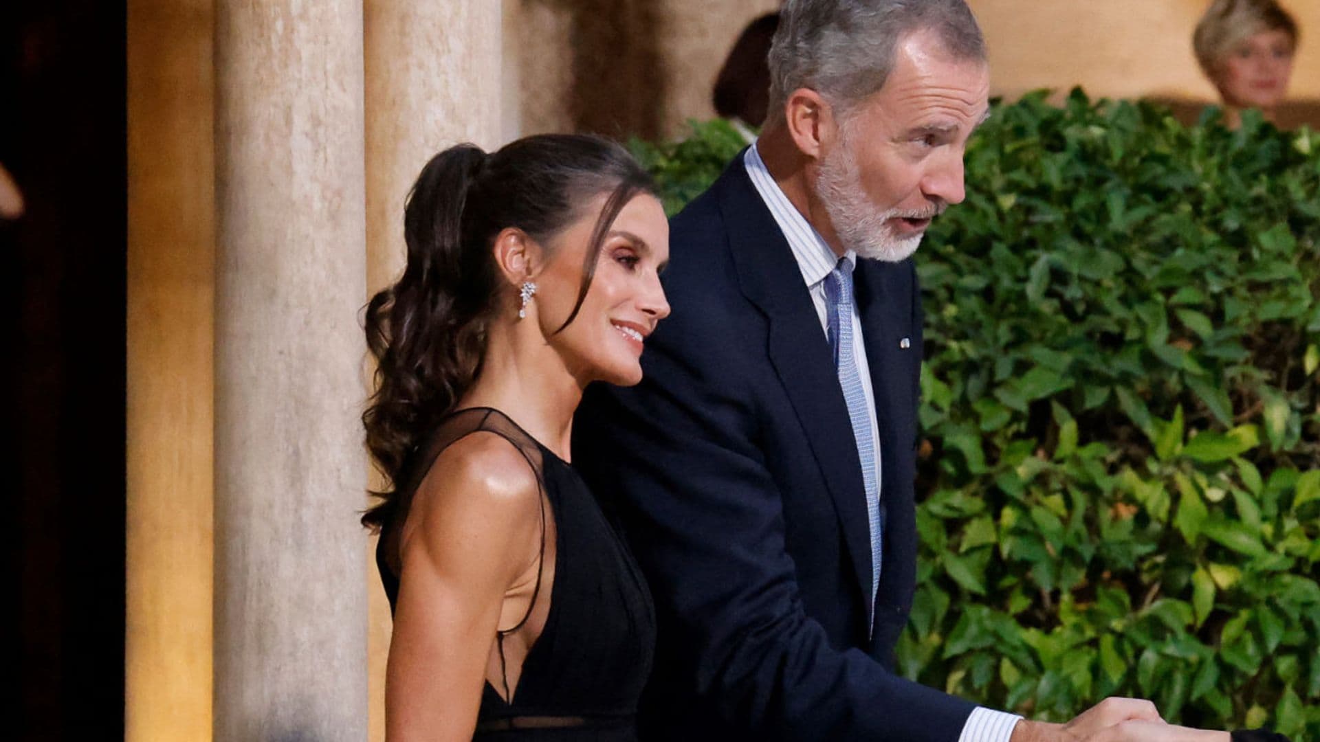 La reina Letizia, impresionante en Granada con coleta ondulada y brazos de impacto