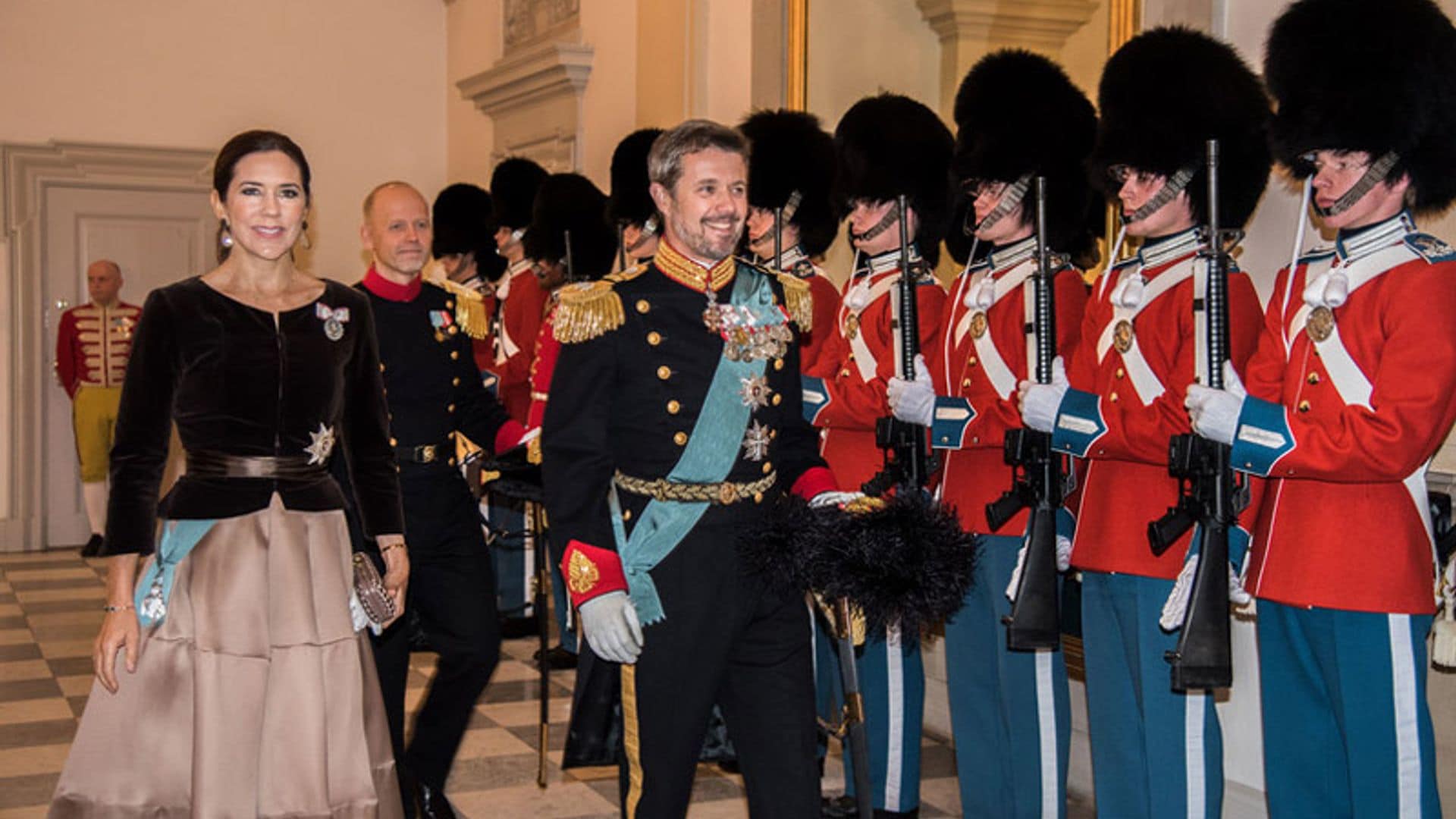 De gala en gala Federico y Mary de Dinamarca dan la bienvenida al Año Nuevo