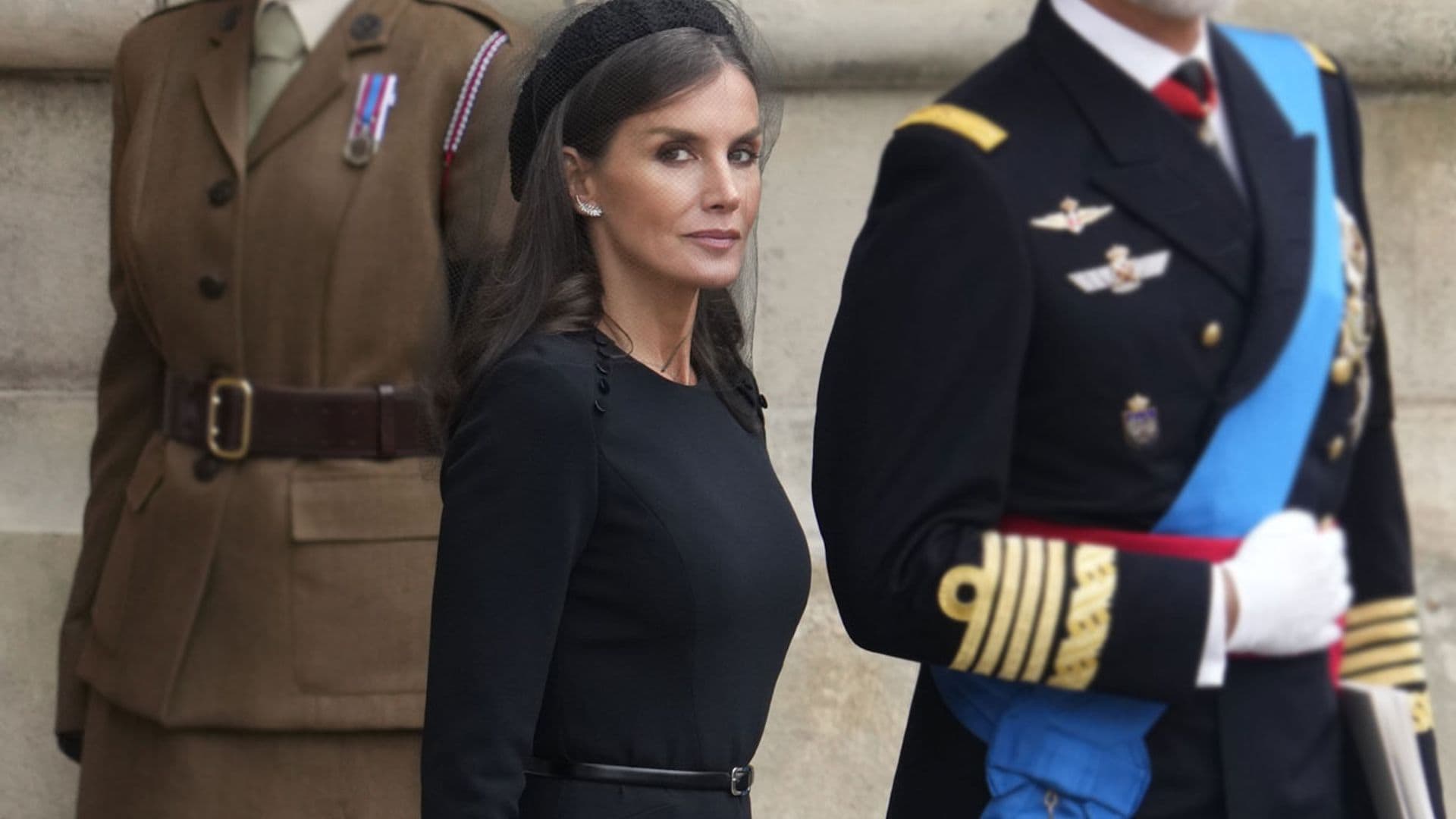 La reina Letizia se despide de Isabel II con un vestido regio y tocado con red