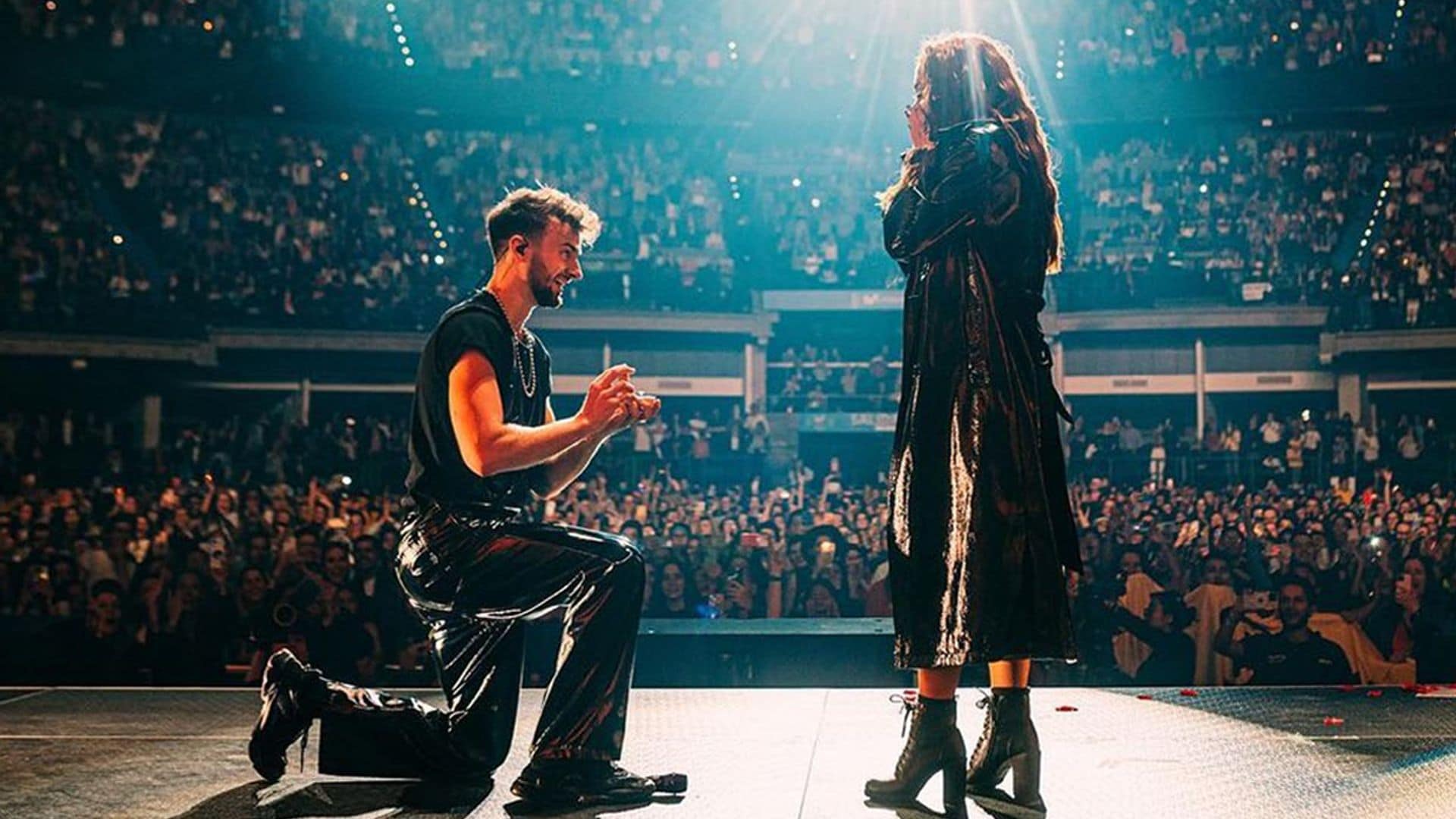 La romántica pedida de mano de dos bailarines de Sebastián Yatra ¡en pleno concierto!