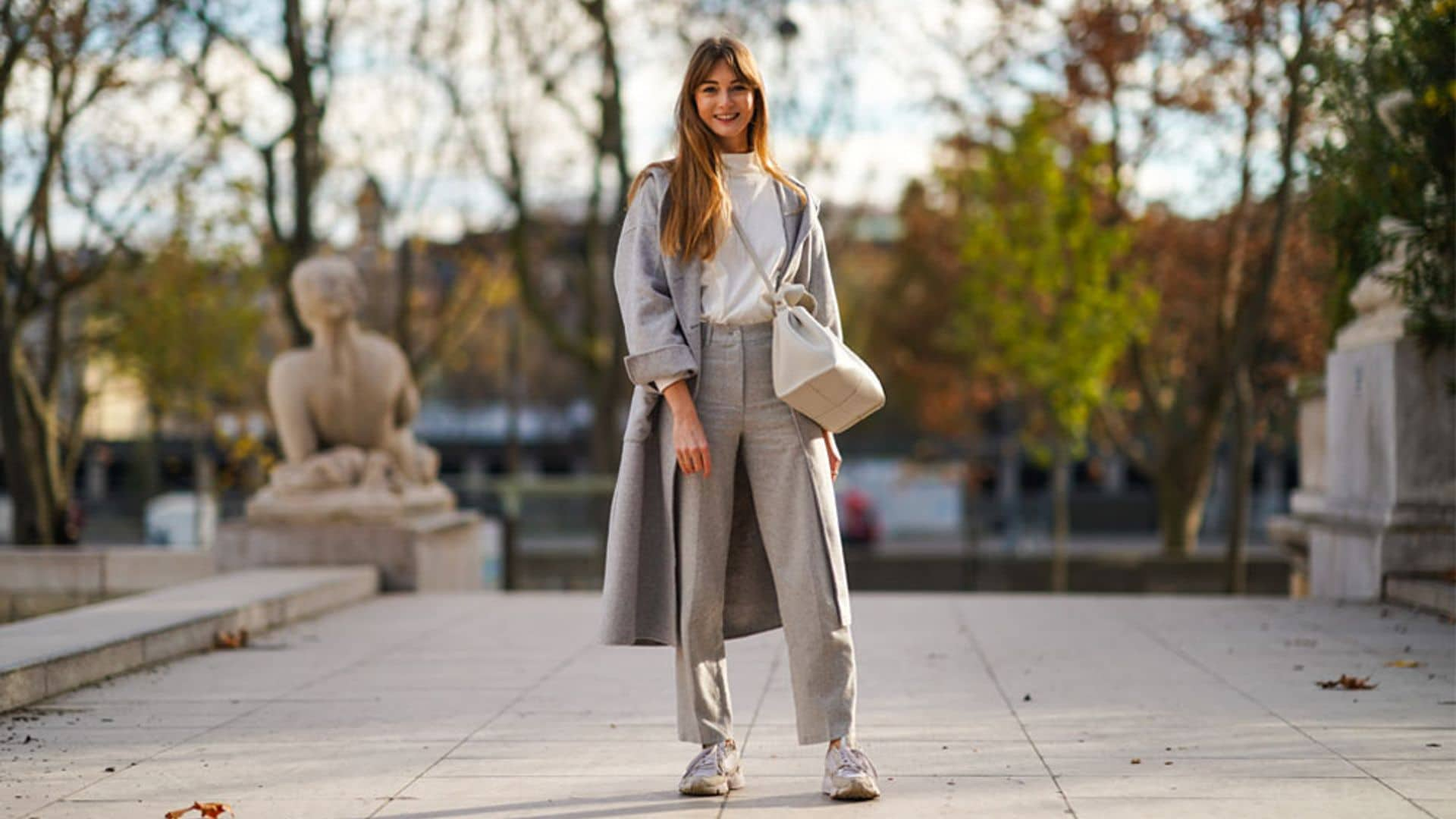 Pantalón de traje y zapatillas, la combinación fácil que te soluciona cualquier look