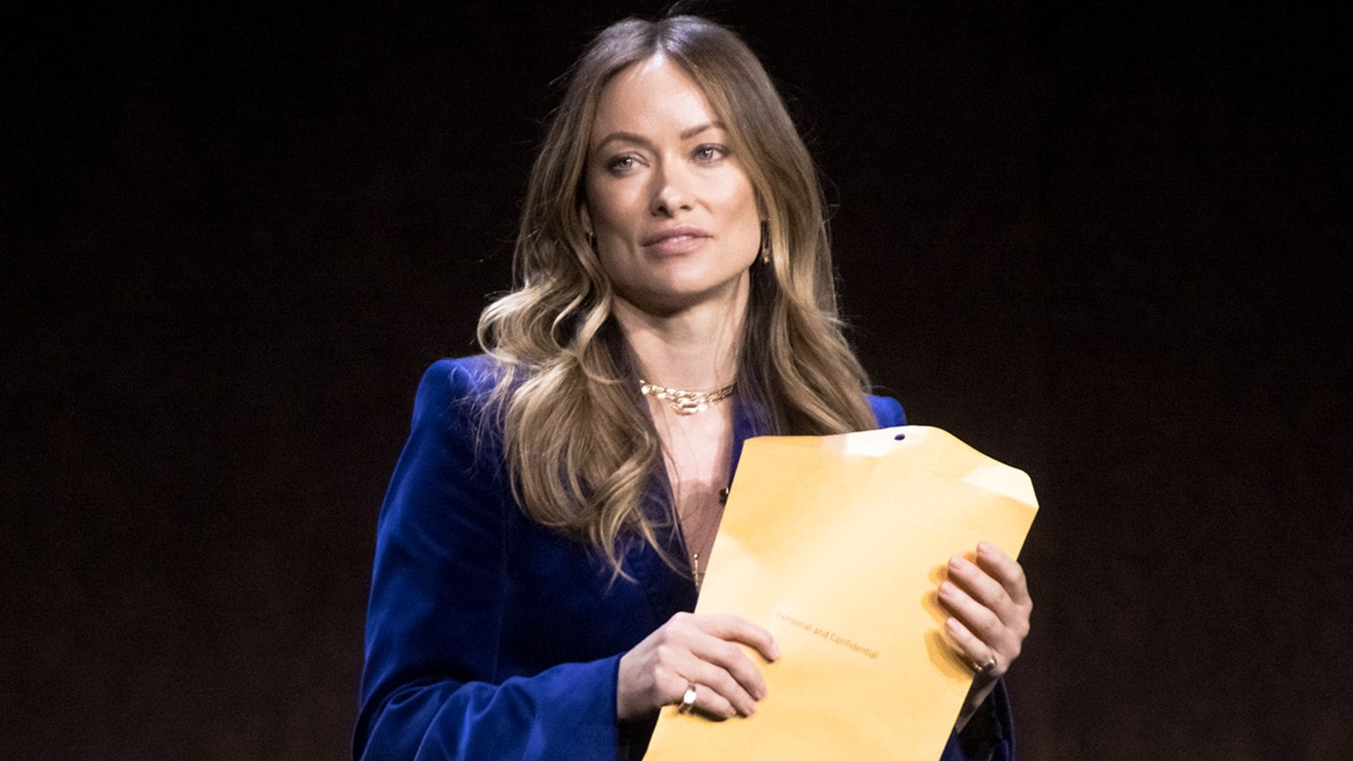 Olivia Wilde, desconcertada al recibir un documento legal sobre la custodia de sus hijos en pleno escenario