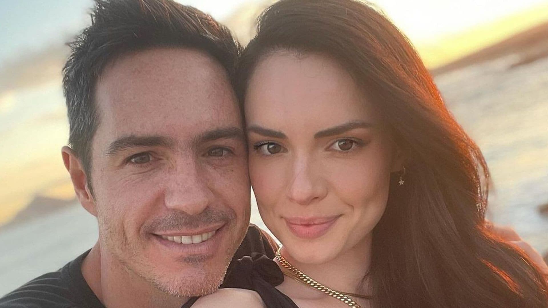 Mauricio Ochmann, su novia y su hija Kailani disfrutan de un paseo en el bosque a caballo