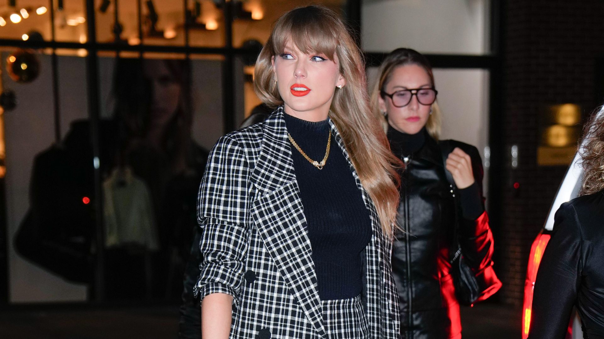 Taylor Swift demuestra cómo elevar un 'look' otoñal con accesorios