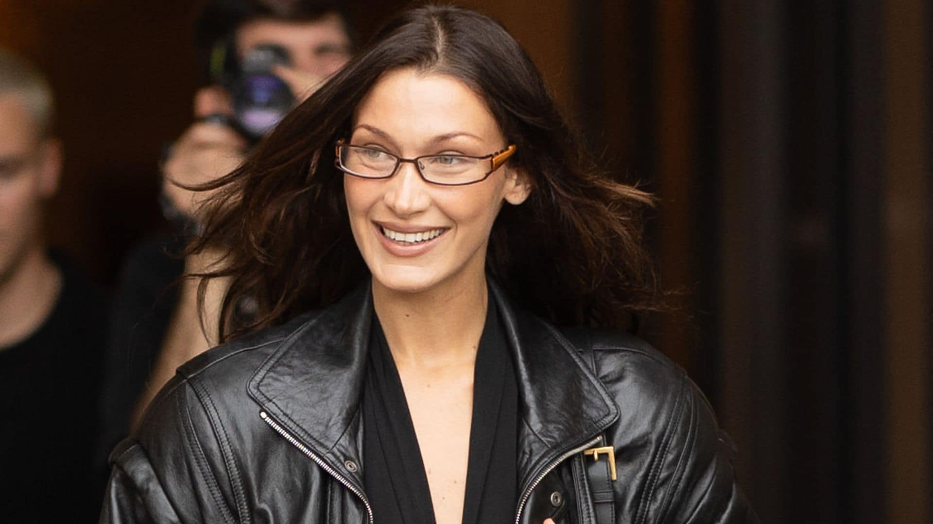 Dos formas de llevar chamarra de cuero según Bella Hadid