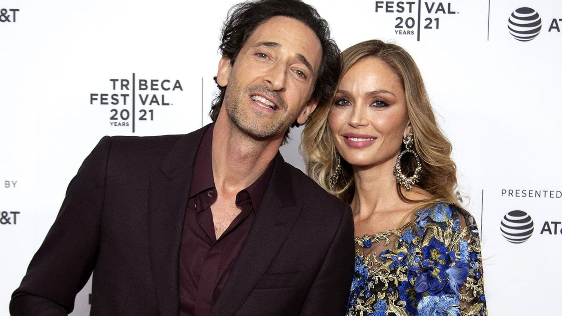 Adrien Brody y Georgina Chapman, ex de Harvey Weinstein, debutan como pareja en una alfombra roja