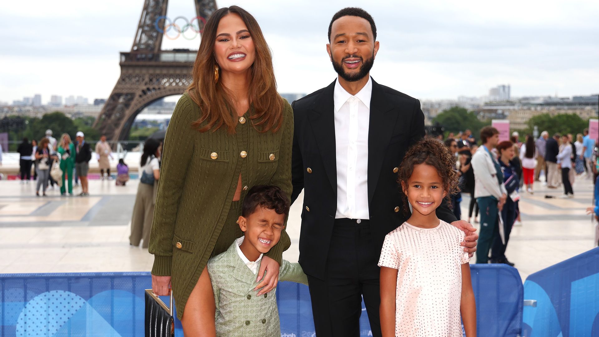 John Legend y Chrissy Teigen hablan de la enfermedad crónica que acaban de diagnosticarle a su hijo