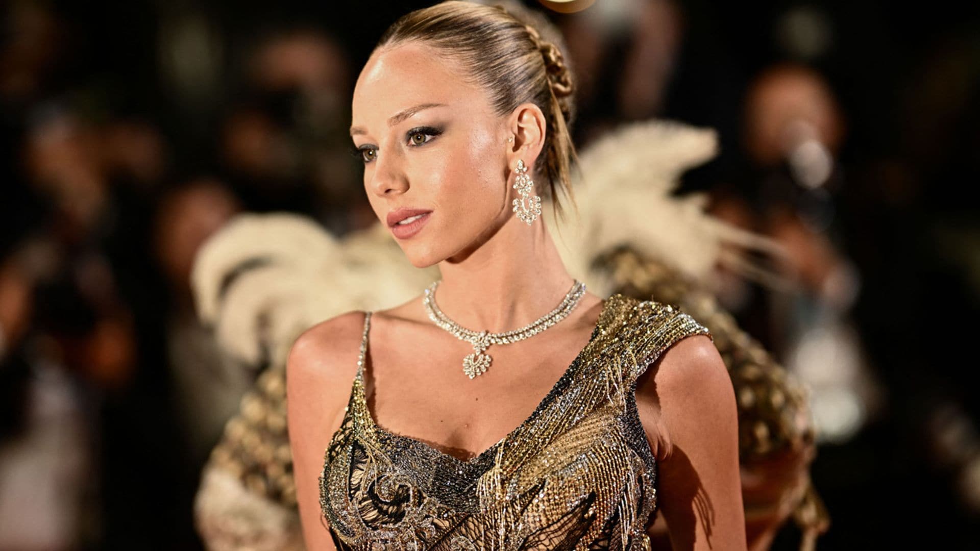 Ester Expósito, impresionante en Cannes con un vestido transparente que conecta con Jennifer Aniston
