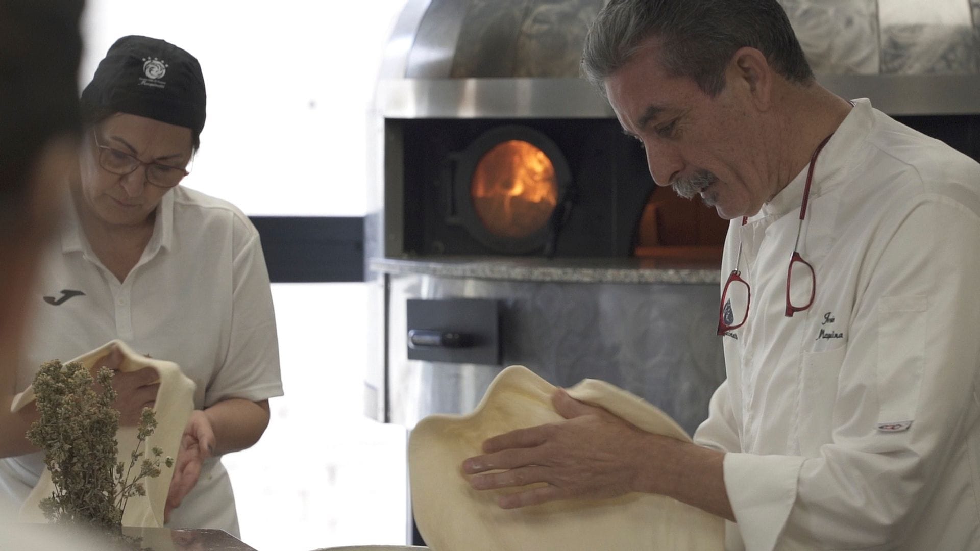 Jesús Marquinetti prepara pizzas en la cocina de su restaurante de Tomelloso