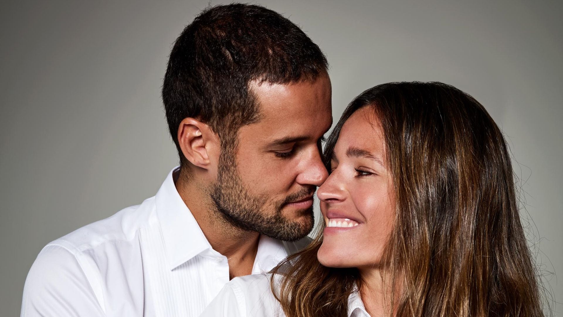 Malena Costa y Mario Suárez celebran con ¡HOLA! su aniversario de boda