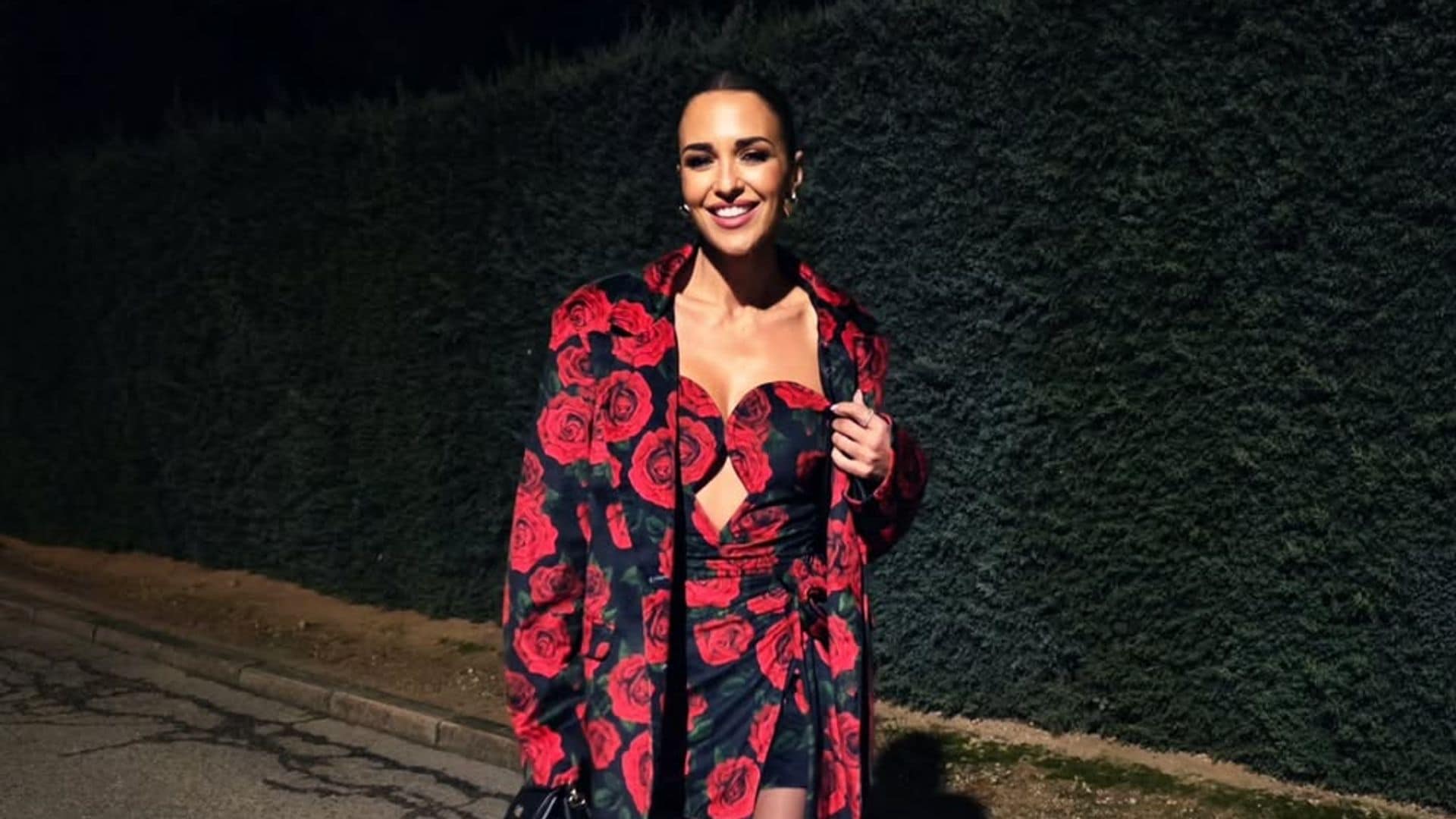 Paula Echevarría y su romántico look de ‘blazer’ y minivestido con flores en terciopelo para San Valentín