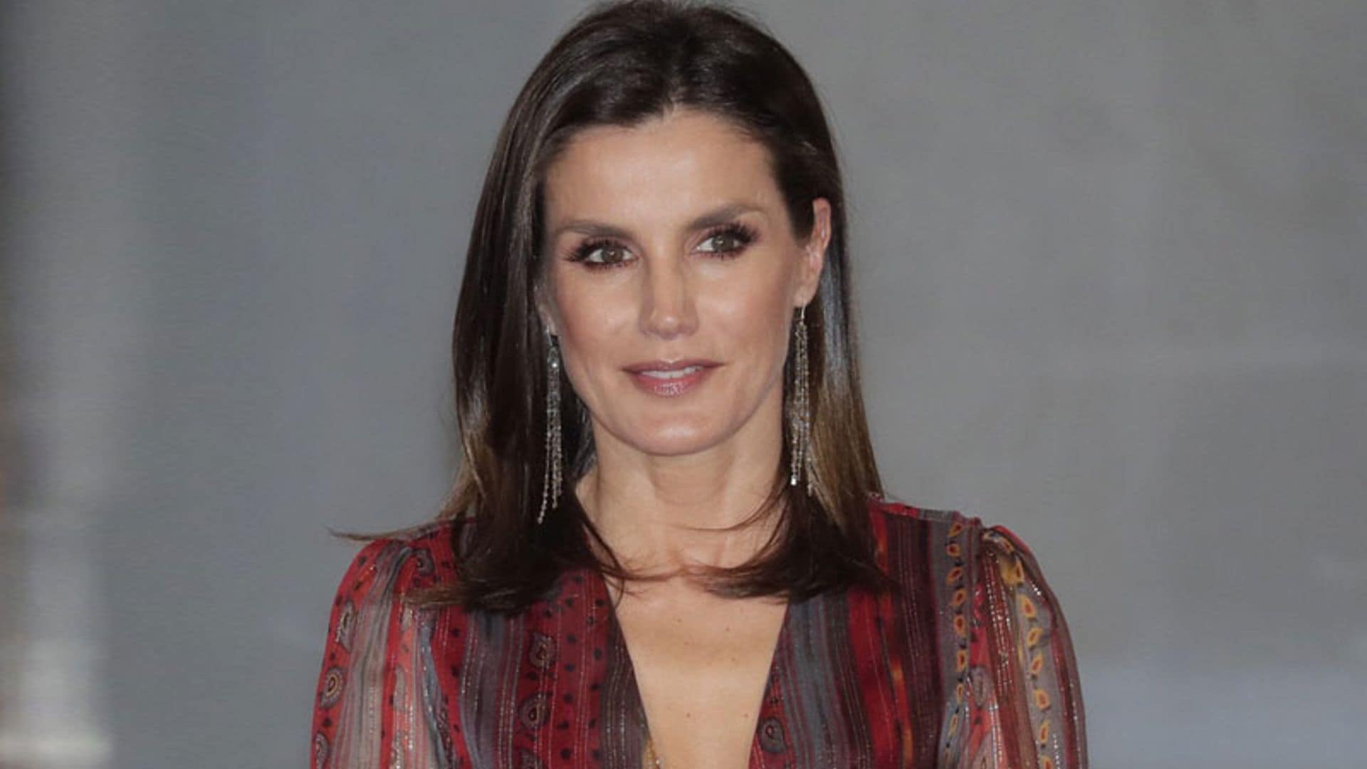 De Perú a Madrid: Doña Letizia recupera su vestido bohemio en su cita con la cultura