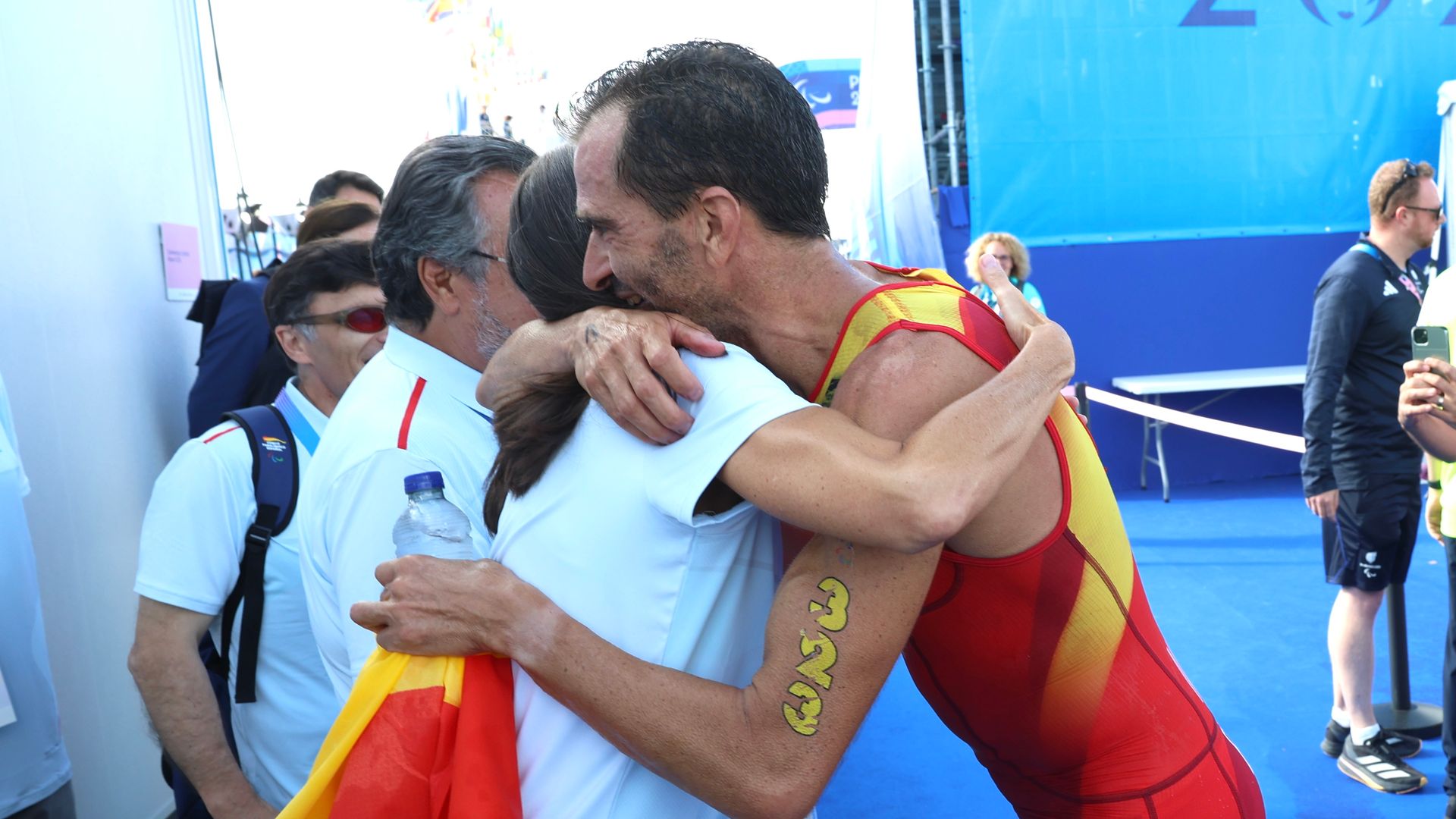 El abrazo de la reina Letizia al paratleta Dani Molina tras alzarse con el oro olímpico en París