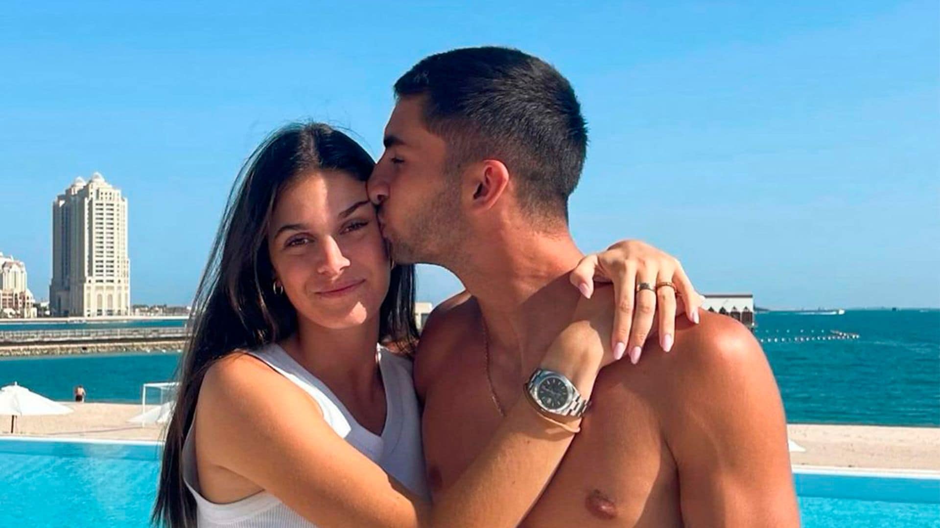 Sira Martínez y Ferran Torres derrochan amor en las playas de Doha en el día libre de la Selección española
