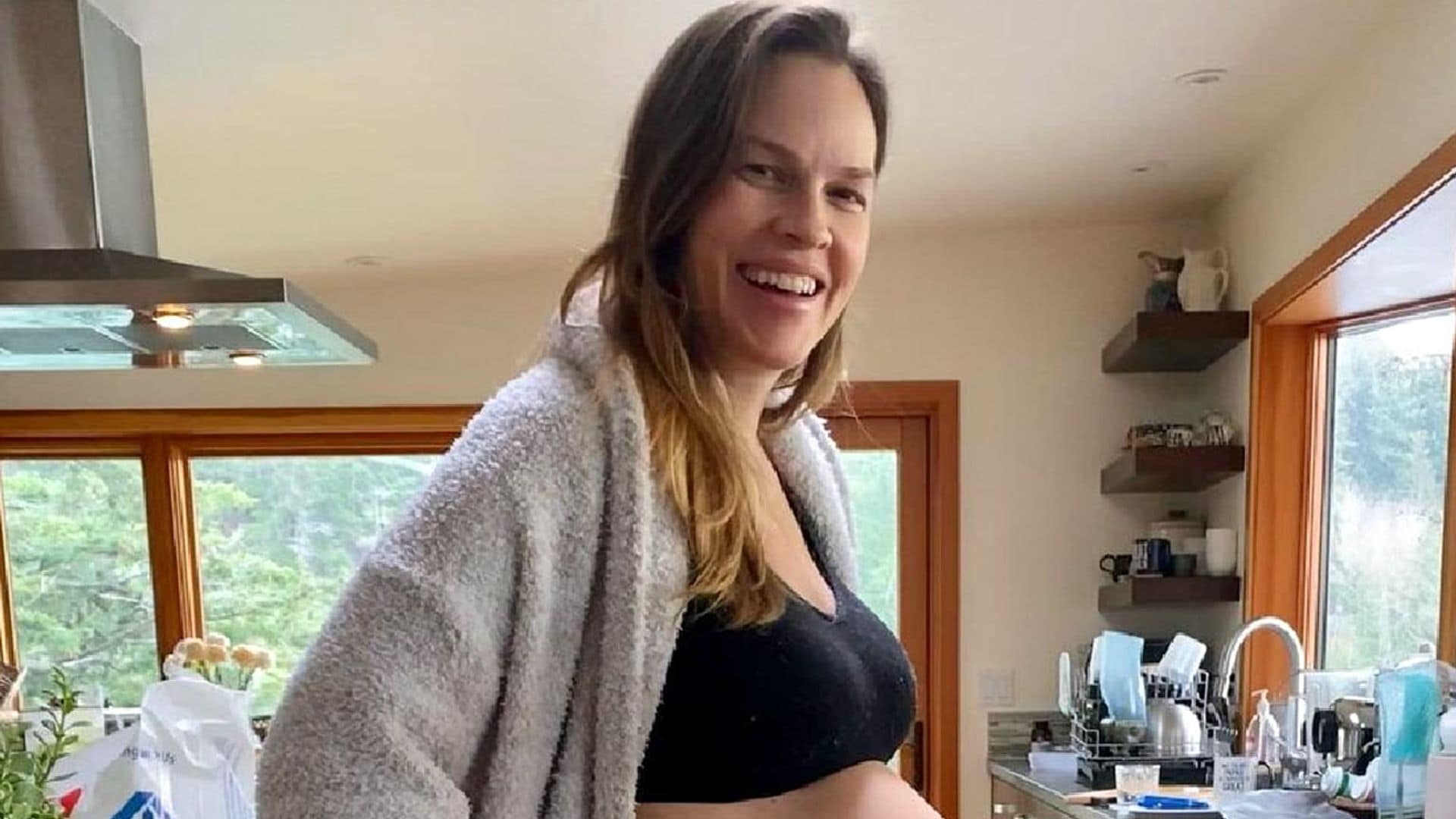 El posado de Hilary Swank, embarazadísima en la cuenta atrás para el nacimiento de sus gemelos