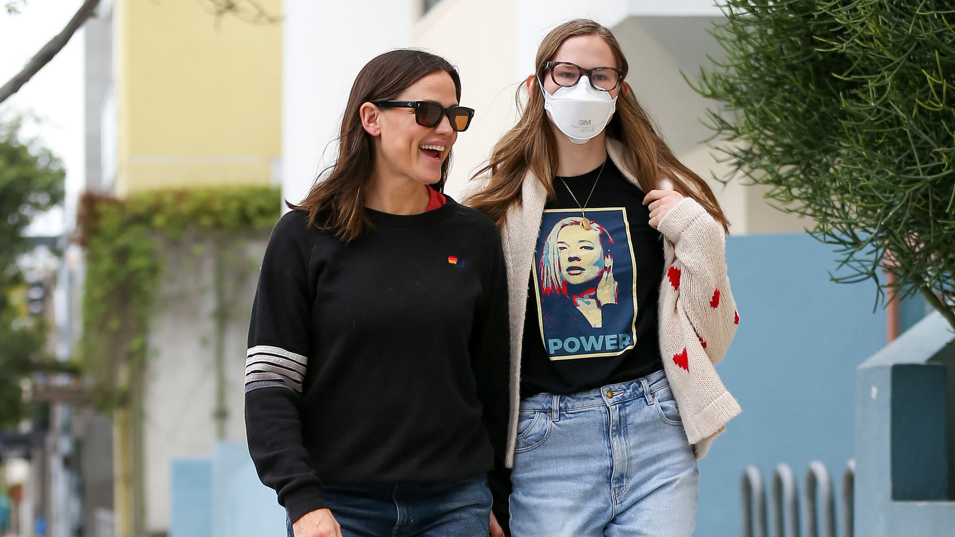 Jennifer Garner y su hija, Violet Affleck, con mascarilla por las calles de Los Ángeles 