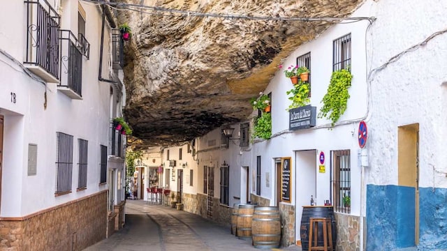 techos de pura roca en las calles del pueblo de setenil de las bodegas cadiz