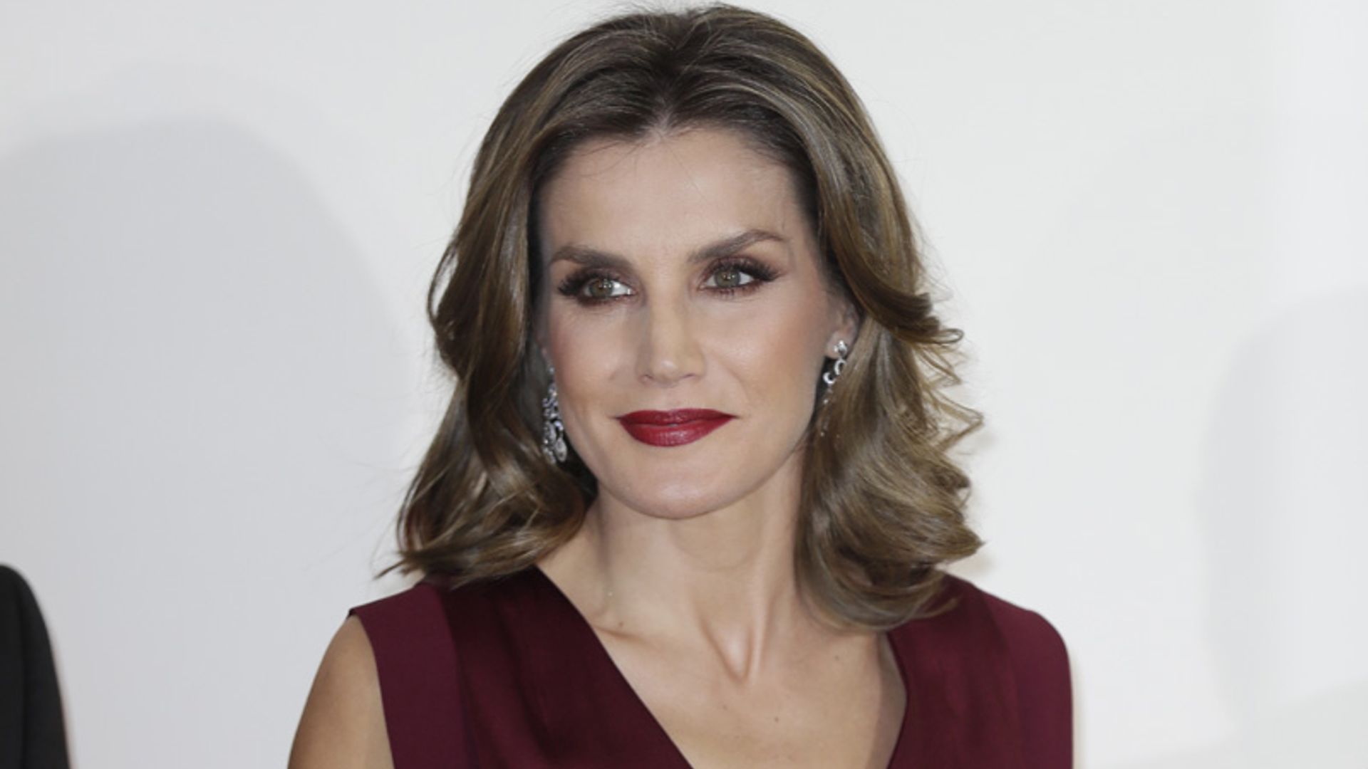 La reina Letizia estrena un mono en color burdeos en los Premios Mariano de Cavia