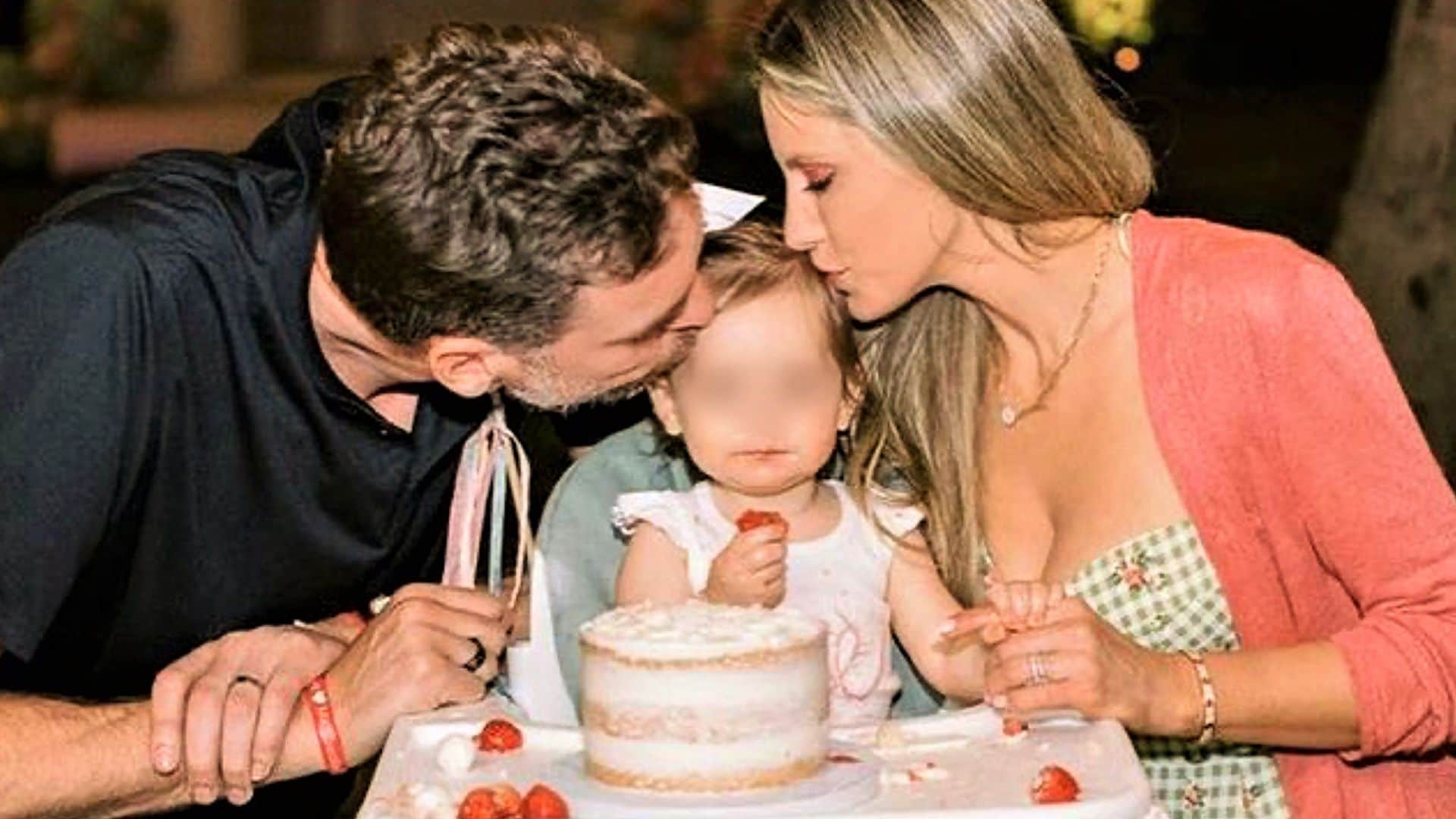 ¡Un castillo, globos y muchas fresas! Así celebran Pau Gasol y Cat McDonnell el primer cumpleaños de su hija