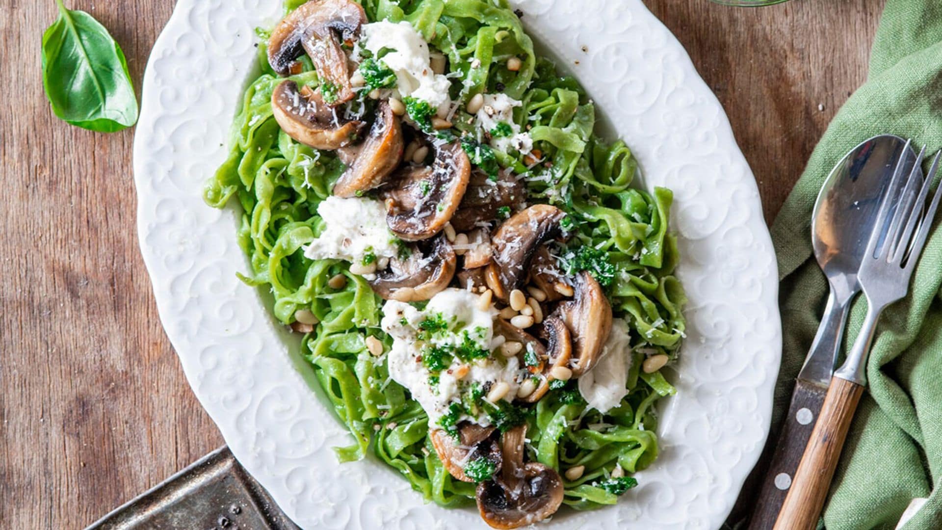 'Tagliatelle' de guisantes con champiñones, burrata y pesto