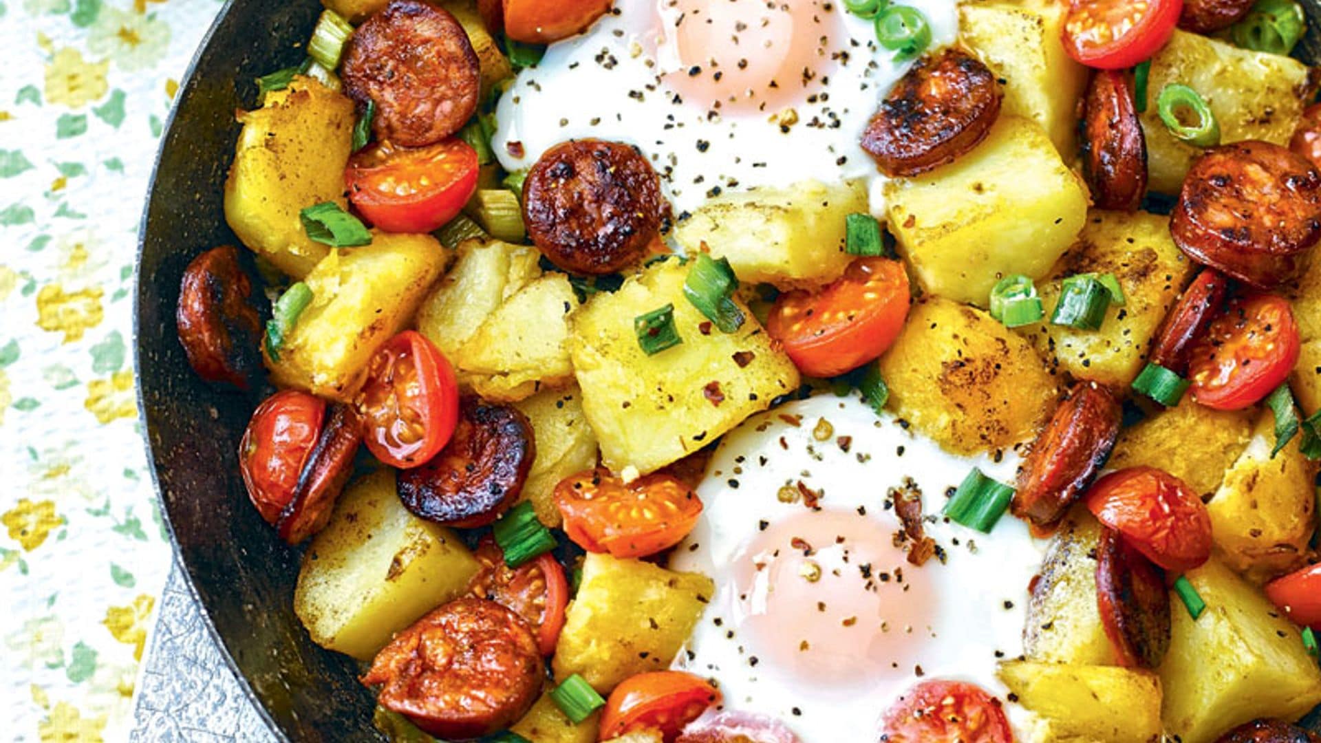 Sartenada de huevos con patatas, chistorra y tomatitos