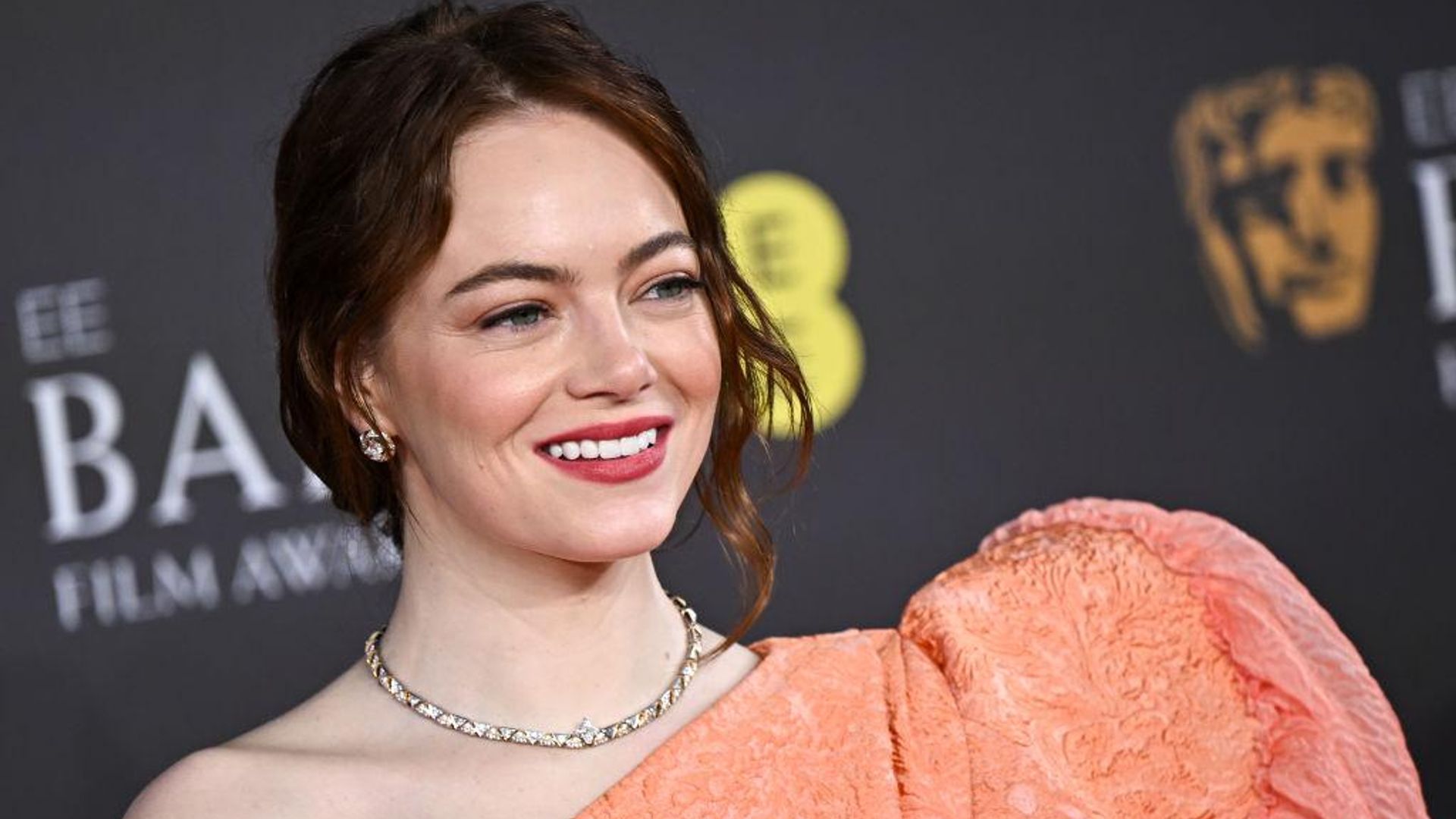 Emma Stone deslumbra en los BAFTAs con el color del 2024