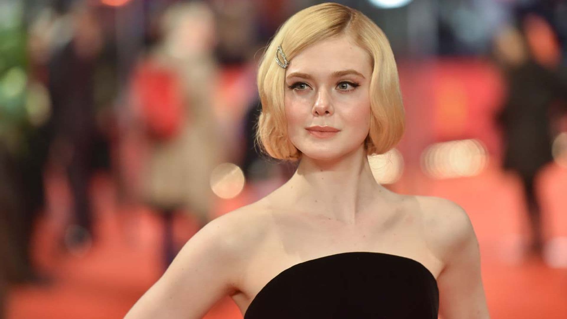 Los dos vestidos 'midi' para impactar con tu look en las bodas de primavera los ha llevado Elle Fanning