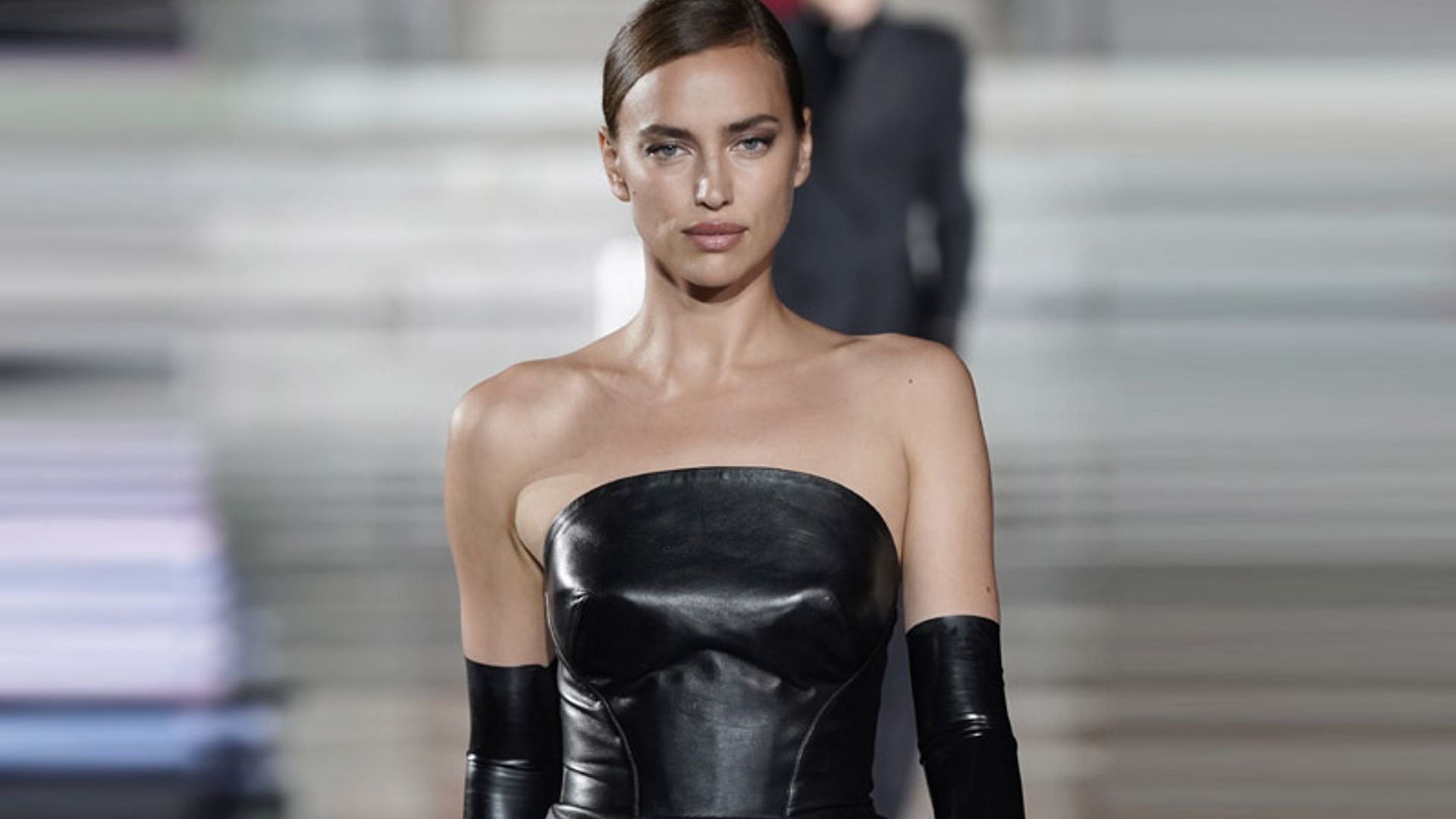 Una seductora Irina Shayk desfila por primera vez tras su ruptura