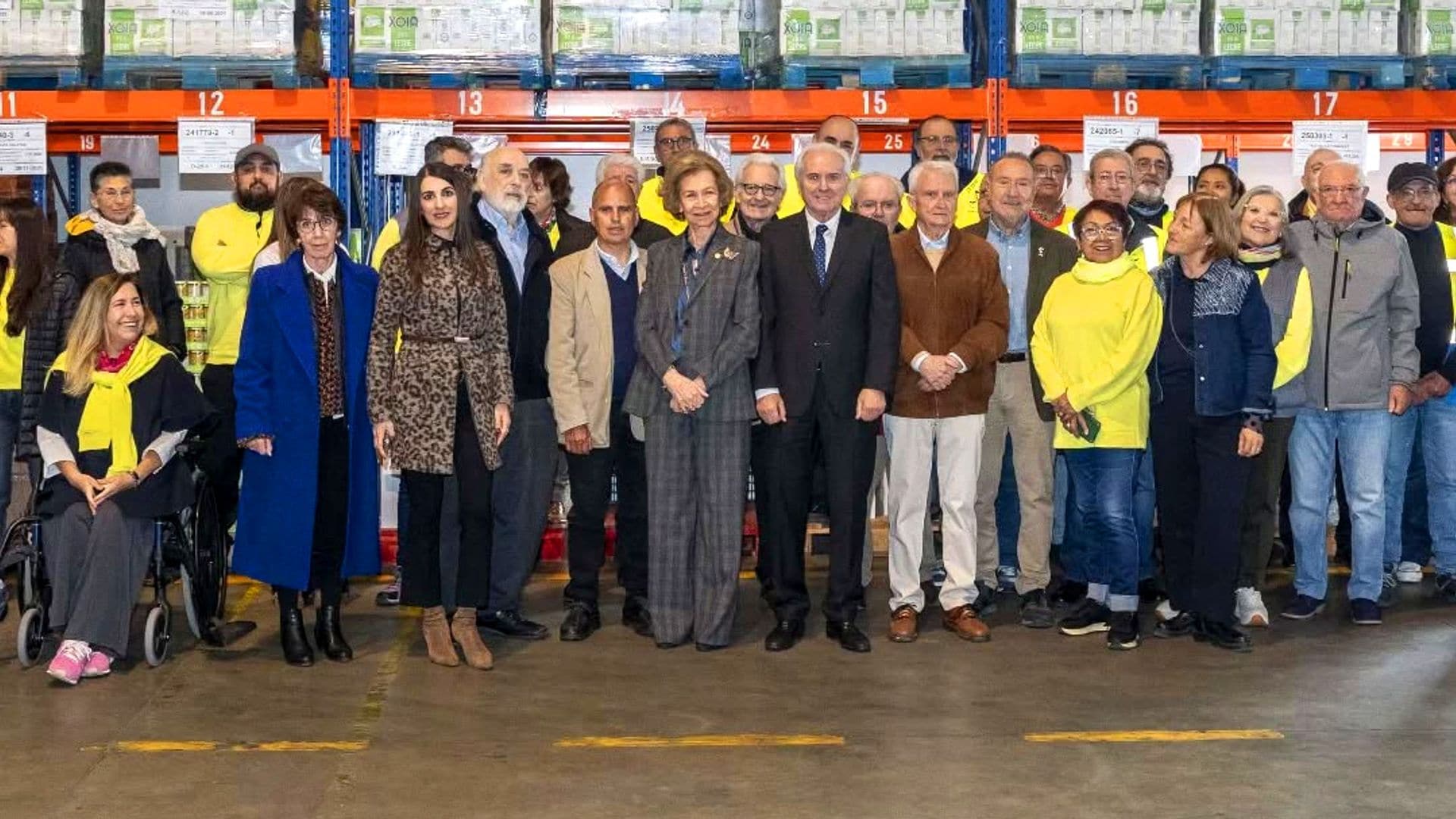 La solidaridad de la reina Sofía, que aporta medio millón de euros de su Fundación al banco de alimentos