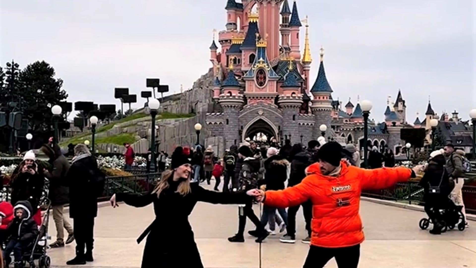 David Bustamante y Yana Olina derrochan amor en una romántica escapada a Disneyland París