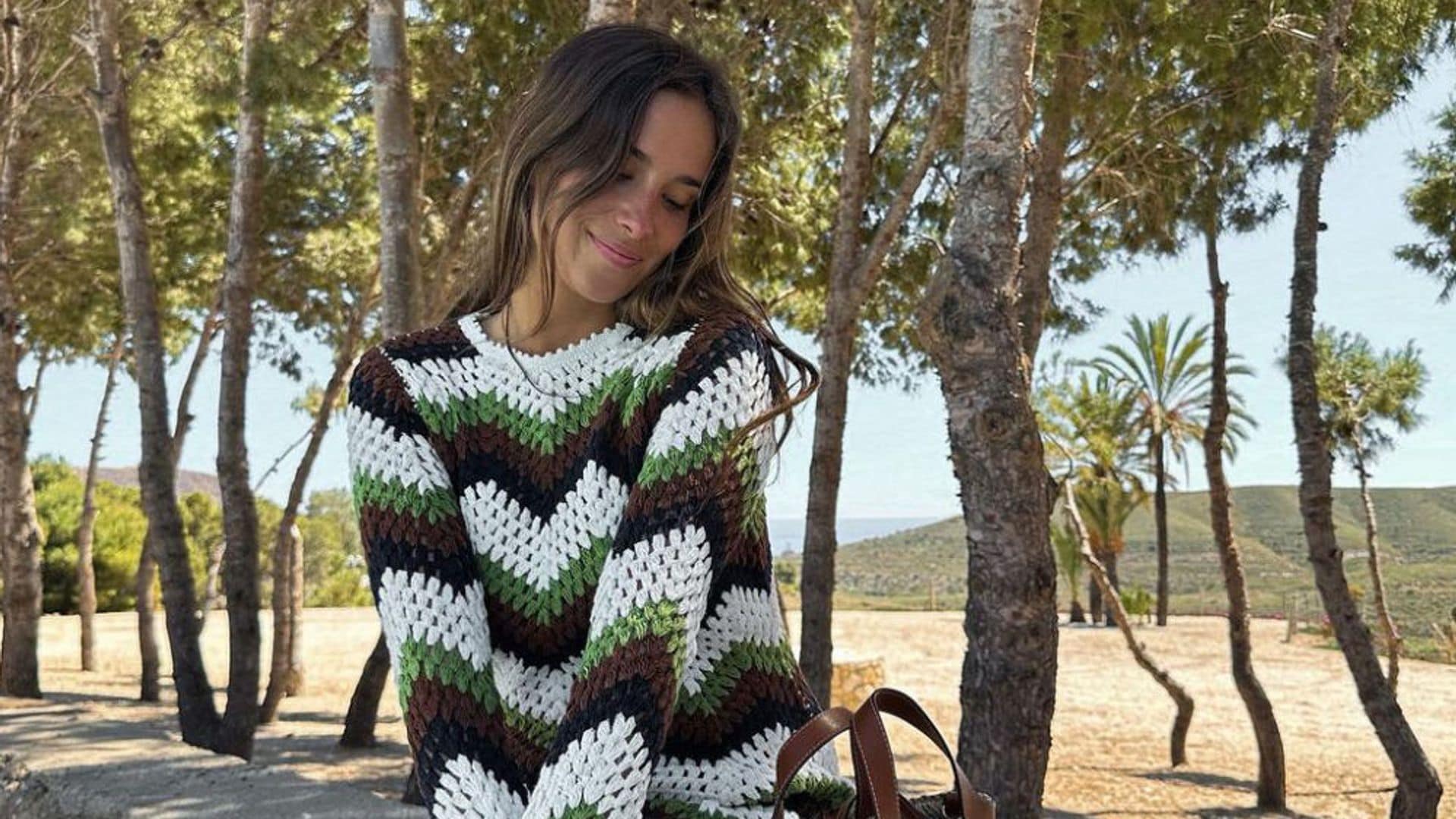 María Pombo encuentra en los vestidos de 'crochet' la solución más cómoda para un embarazo con estilo