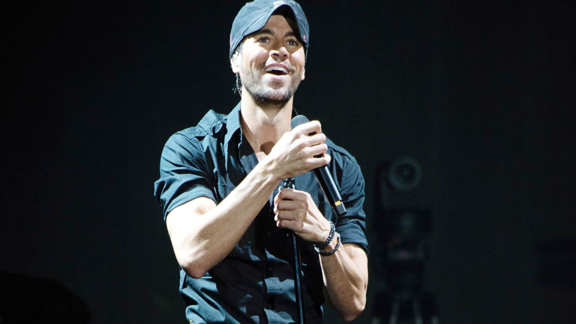 Enrique Iglesias 'vuelve a la carretera' tras ser padre por tercera vez, ¿dónde se encuentra?