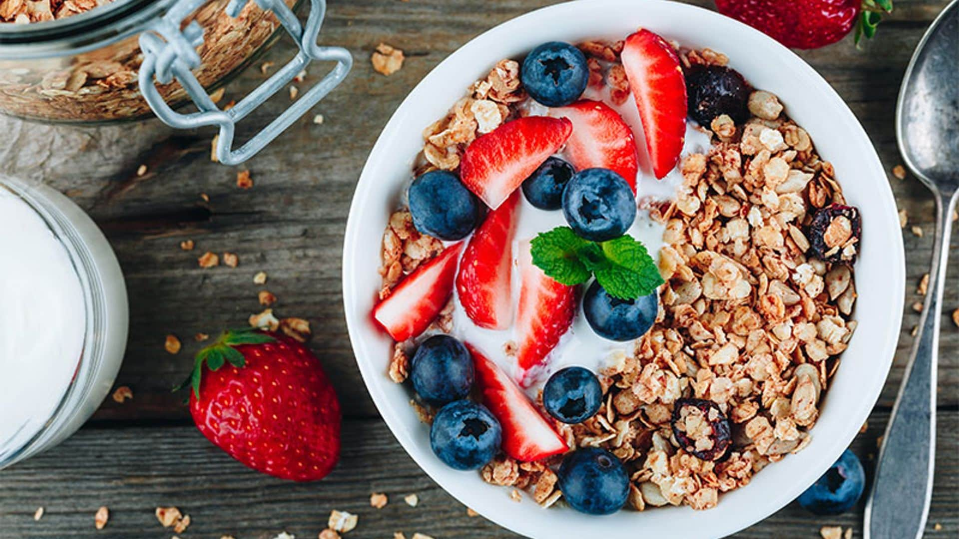 Granola con fresas y arándanos