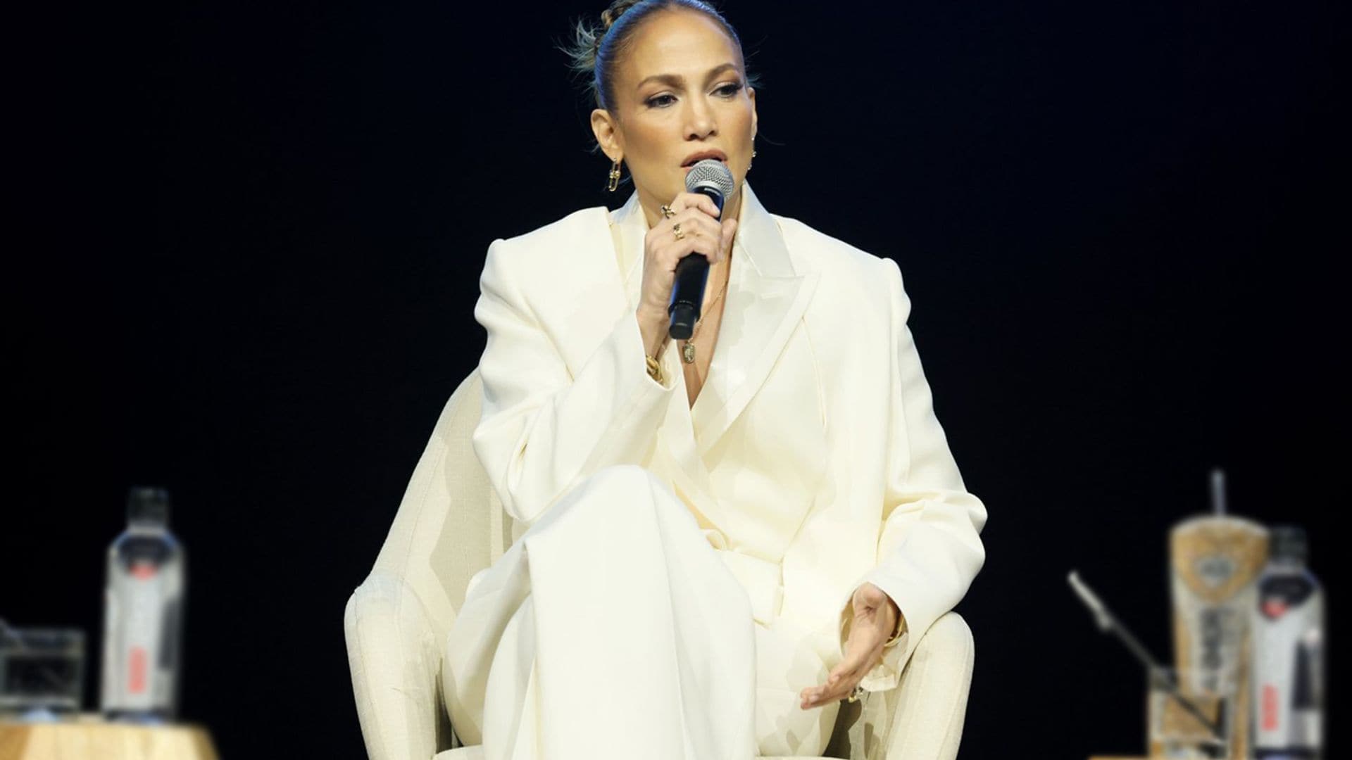 Jennifer Lopez muestra su lado solidario con el simbólico traje blanco que adoran las 'royals'