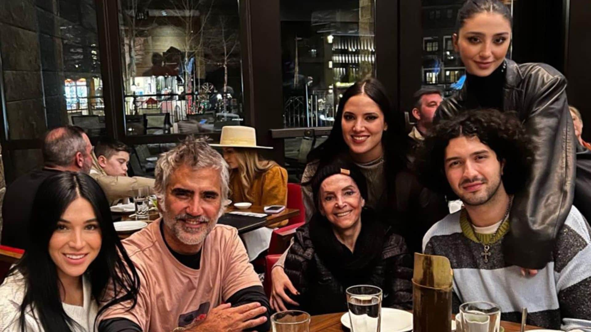 En familia, Alejandro Fernández disfruta de la nieve en una escapada a Vail